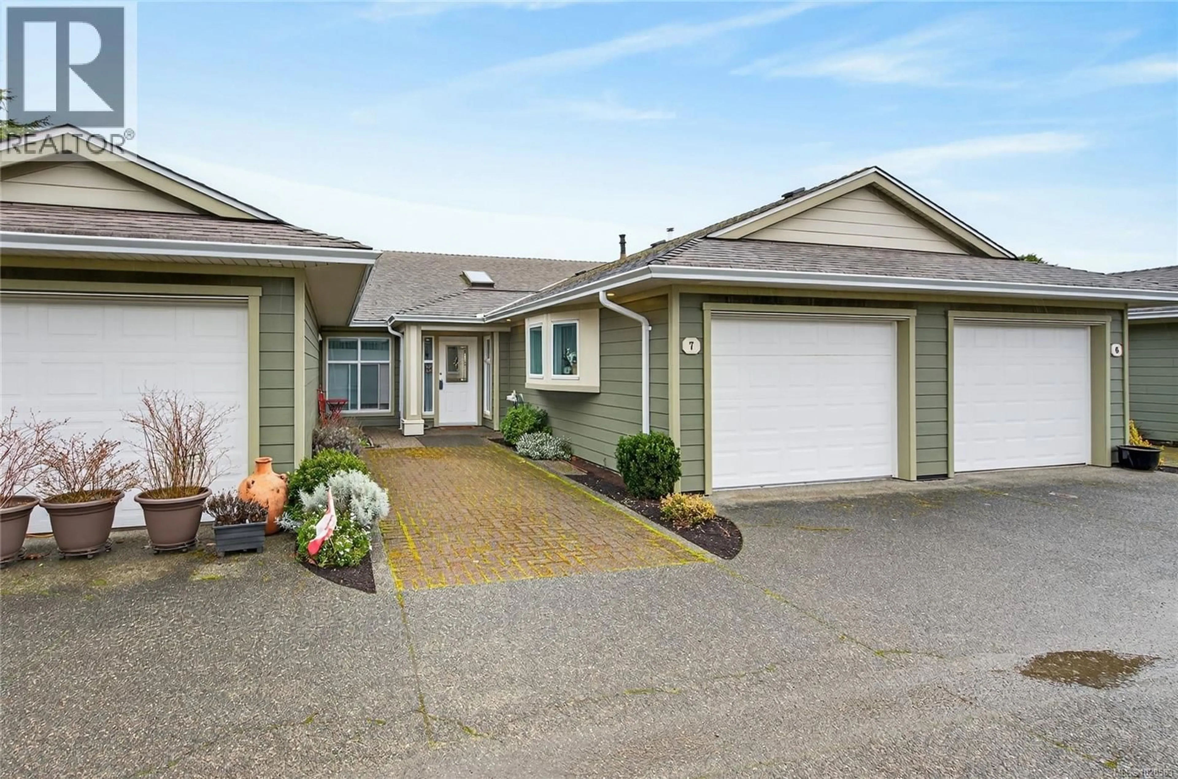 Home with vinyl exterior material, street for 7 - 650 YORKSHIRE DRIVE, Campbell River British Columbia V9W8A6