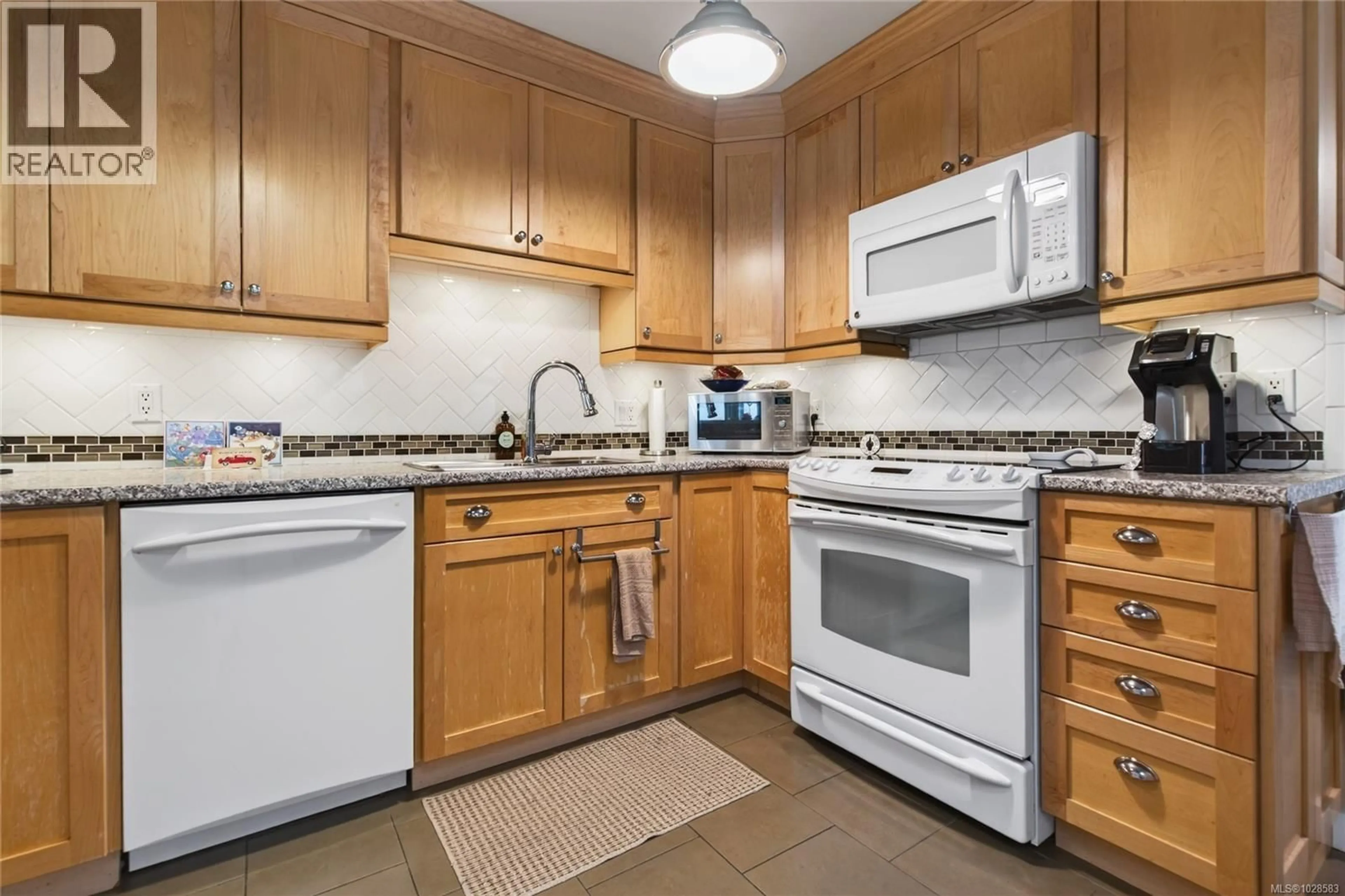 Standard kitchen, ceramic/tile floor for 7 - 650 YORKSHIRE DRIVE, Campbell River British Columbia V9W8A6