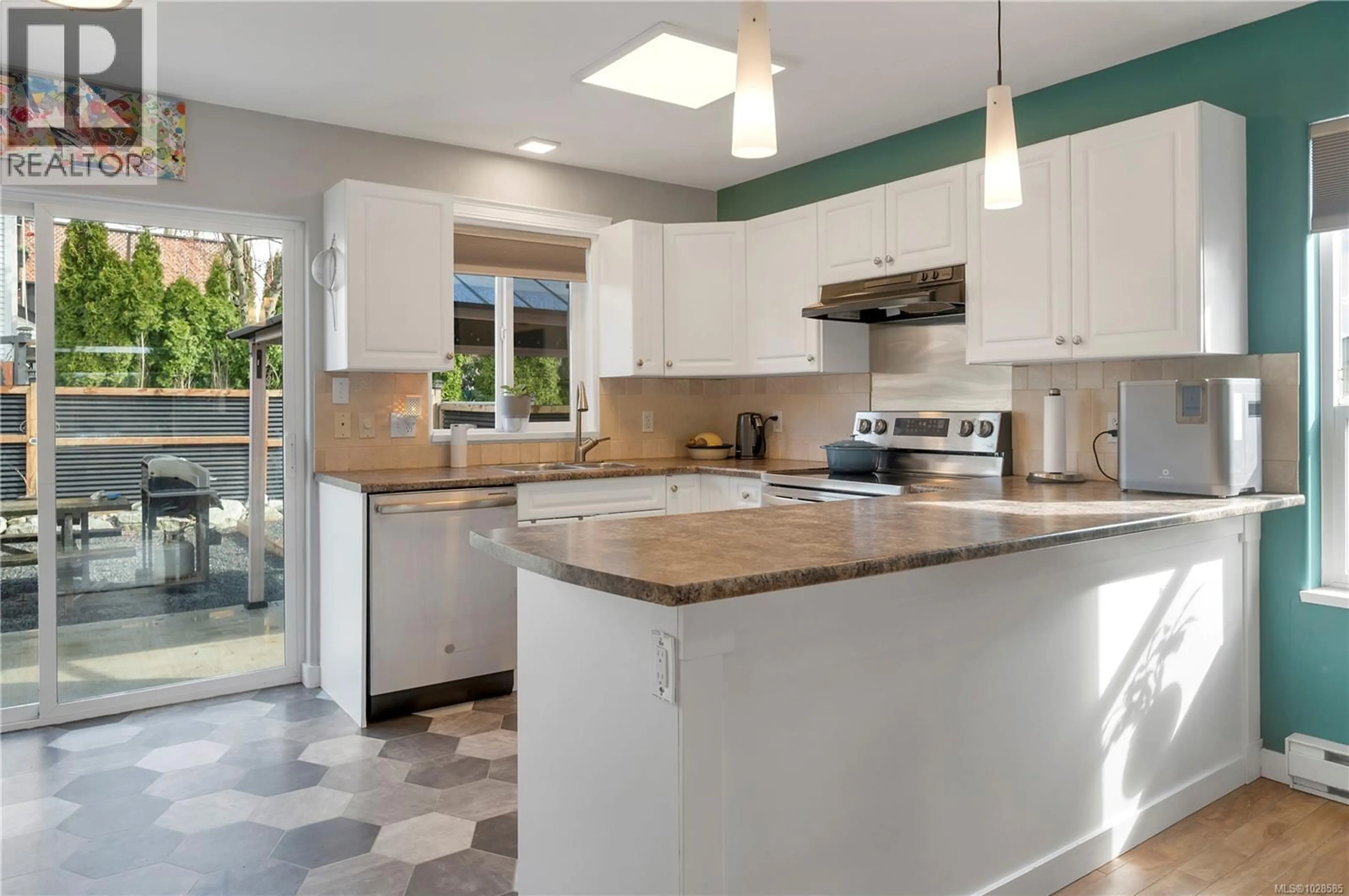 Open concept kitchen, ceramic/tile floor for 1041 SHELLBOURNE BOULEVARD, Campbell River British Columbia V9W6S2