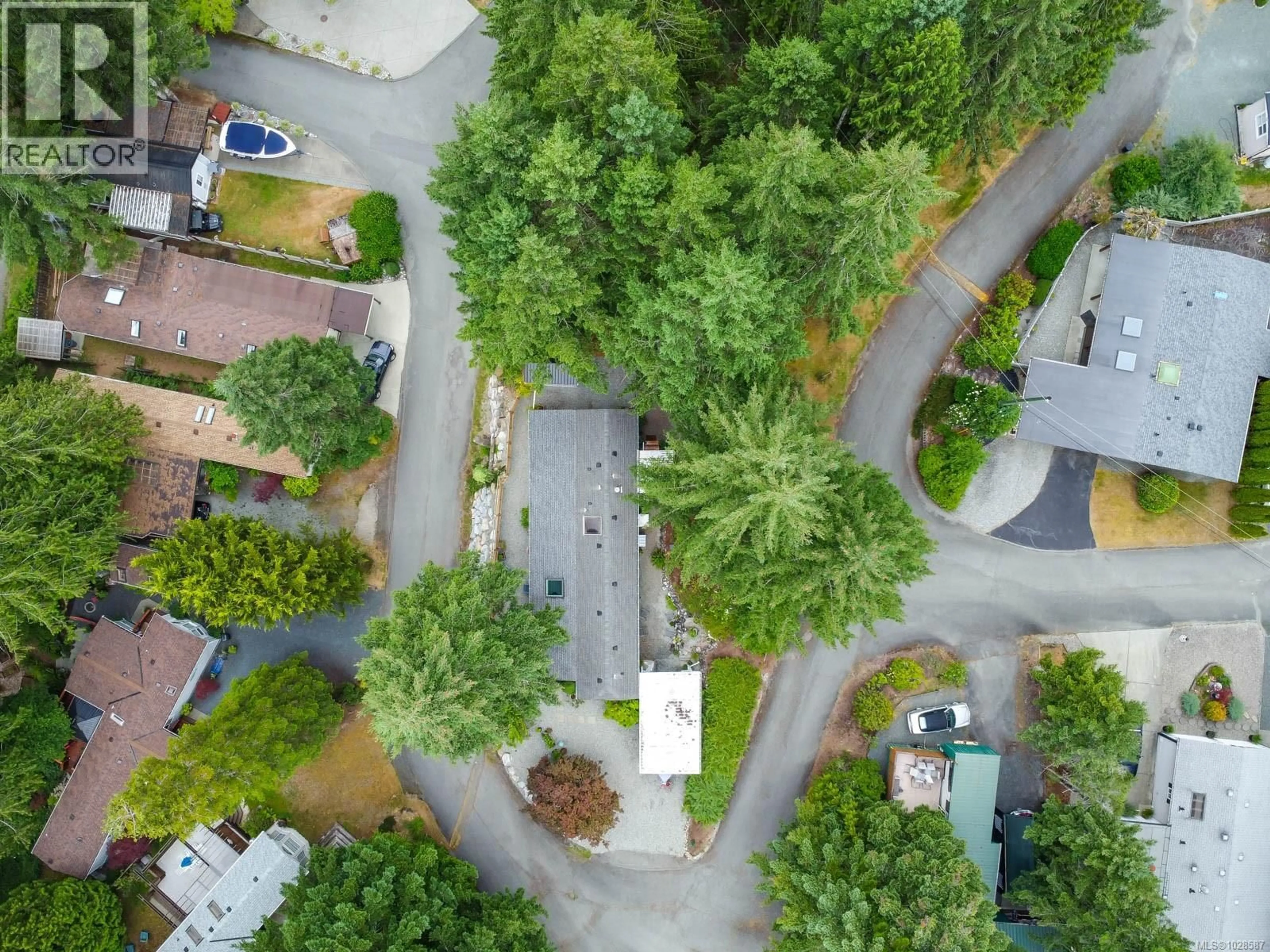 A pic from outside/outdoor area/front of a property/back of a property/a pic from drone, street for 77 - 10325 LAKESHORE ROAD, Port Alberni British Columbia V9Y8G9