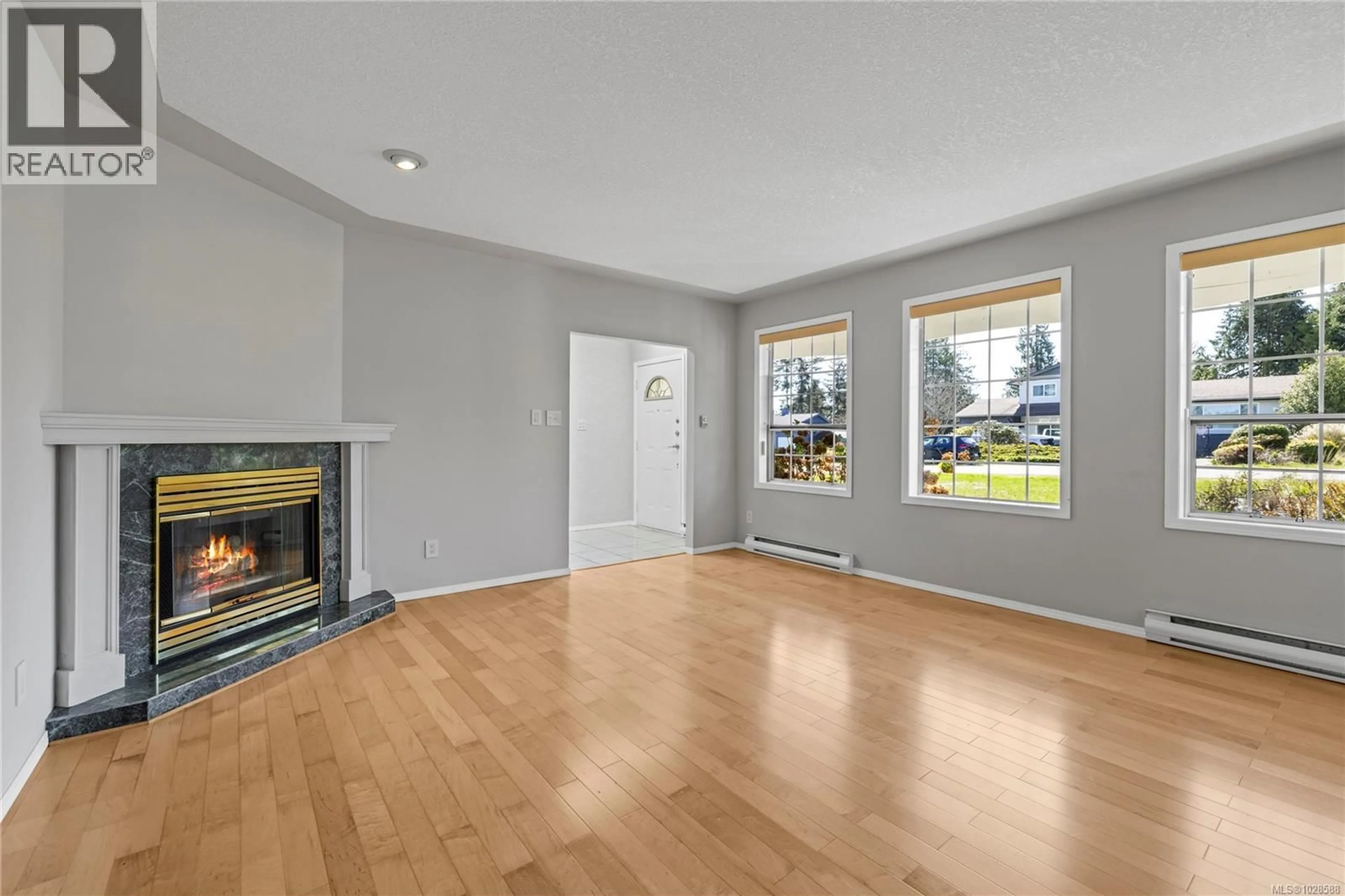 Living room with furniture, wood/laminate floor for 625 FORSYTH AVENUE, Parksville British Columbia V9P1G9