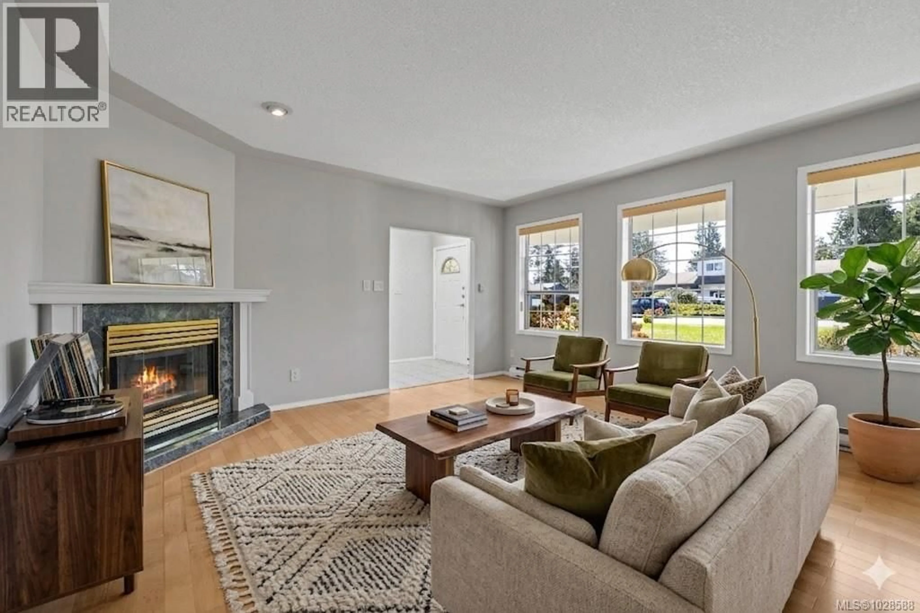 Living room with furniture, unknown for 625 FORSYTH AVENUE, Parksville British Columbia V9P1G9