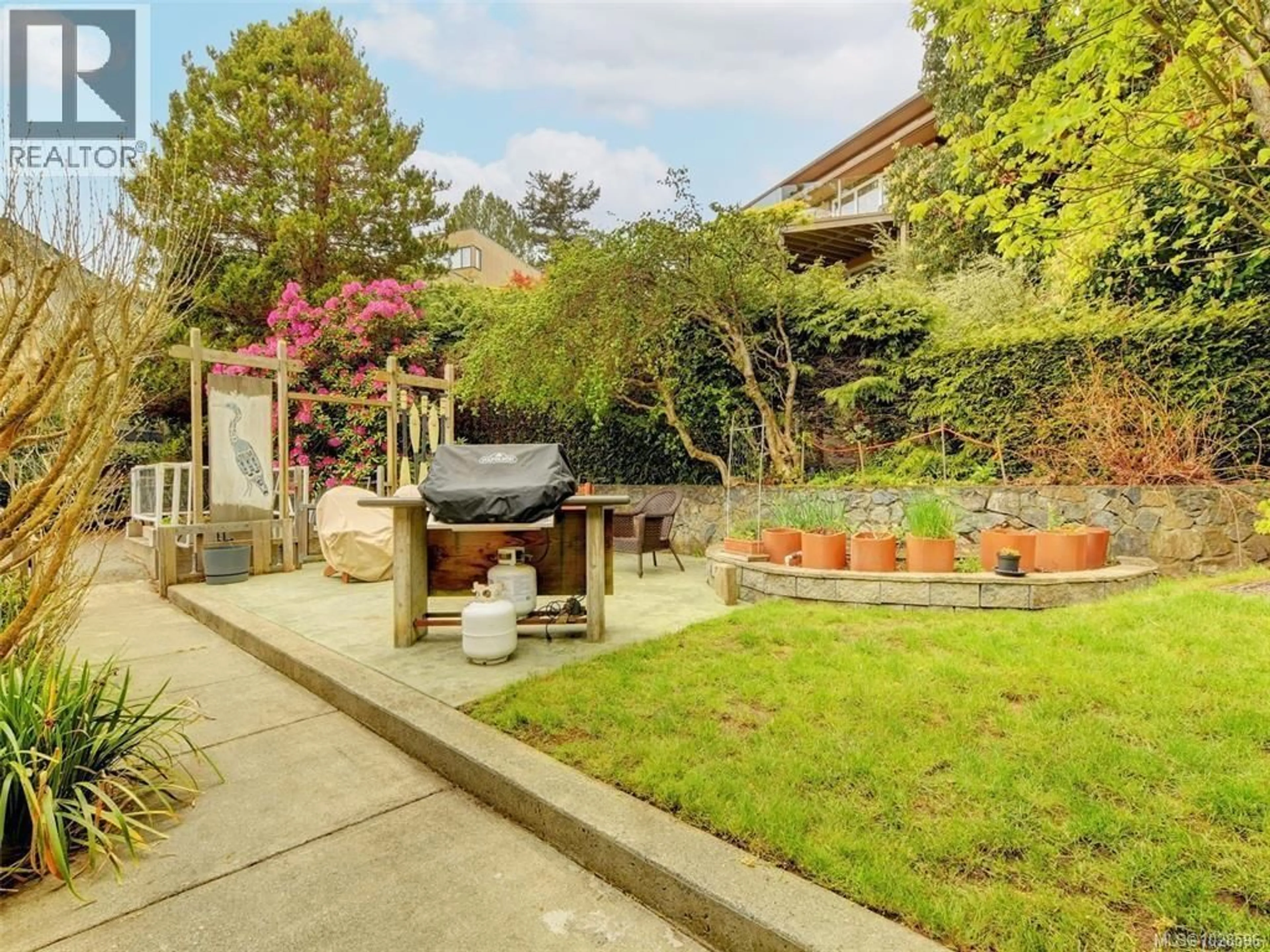 Patio, street for 2559 BERMUDA PLACE, Saanich British Columbia V8P3G2