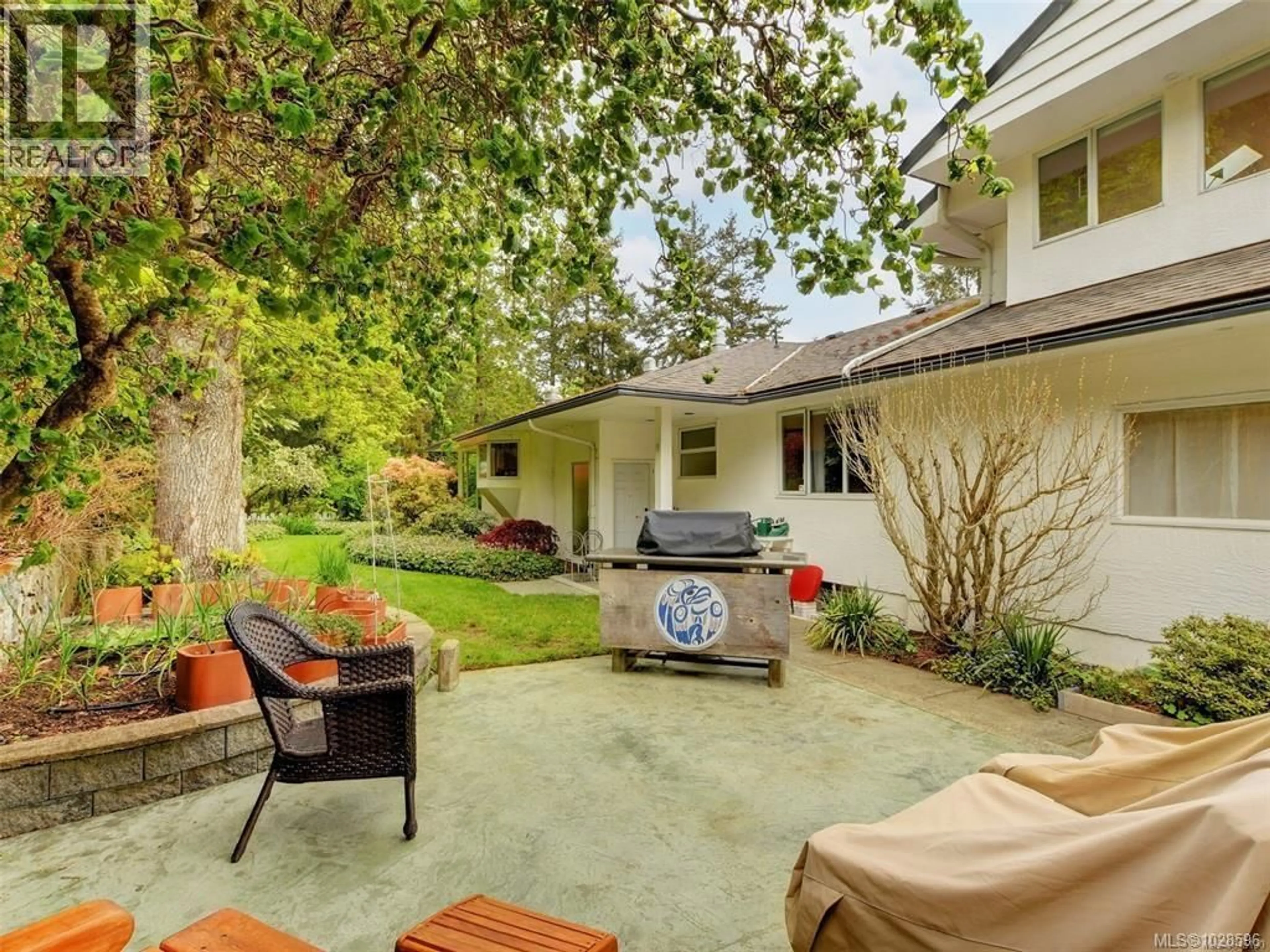 Patio, street for 2559 BERMUDA PLACE, Saanich British Columbia V8P3G2