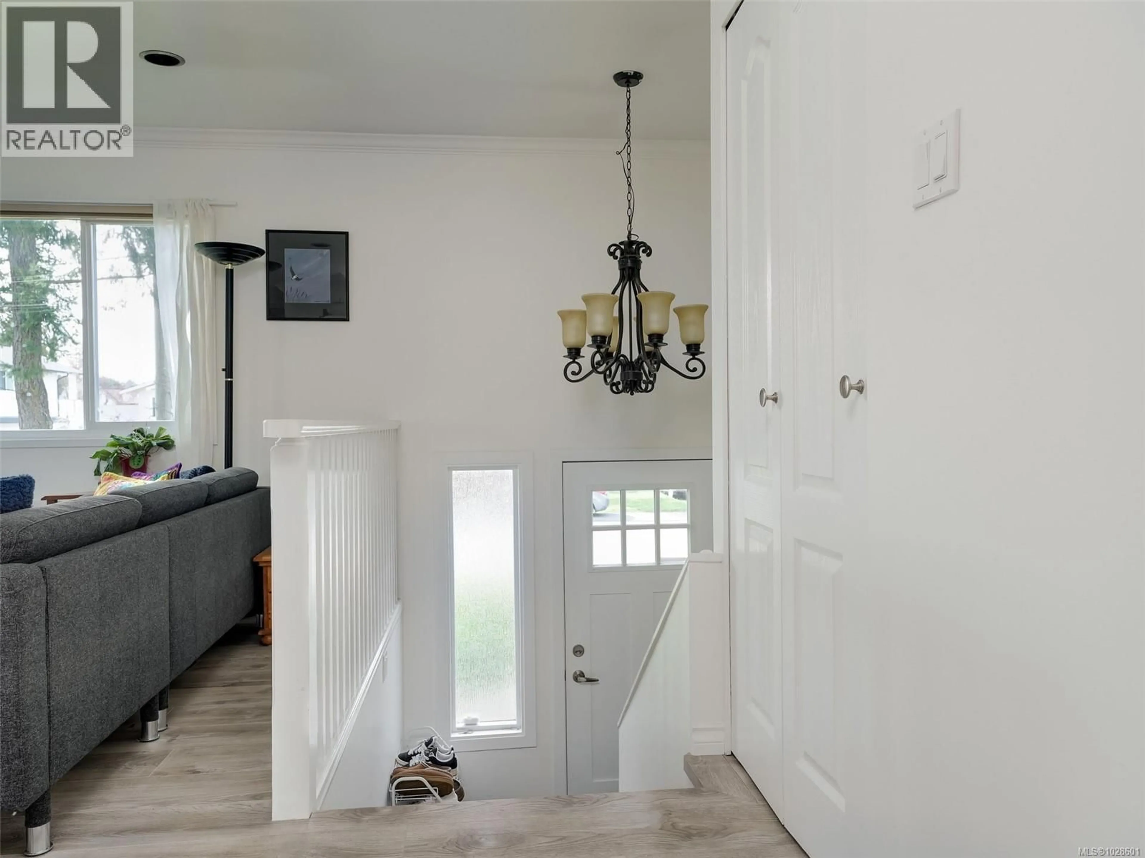 Indoor entryway for 1604 SAN JUAN AVENUE, Saanich British Columbia V8N2L6