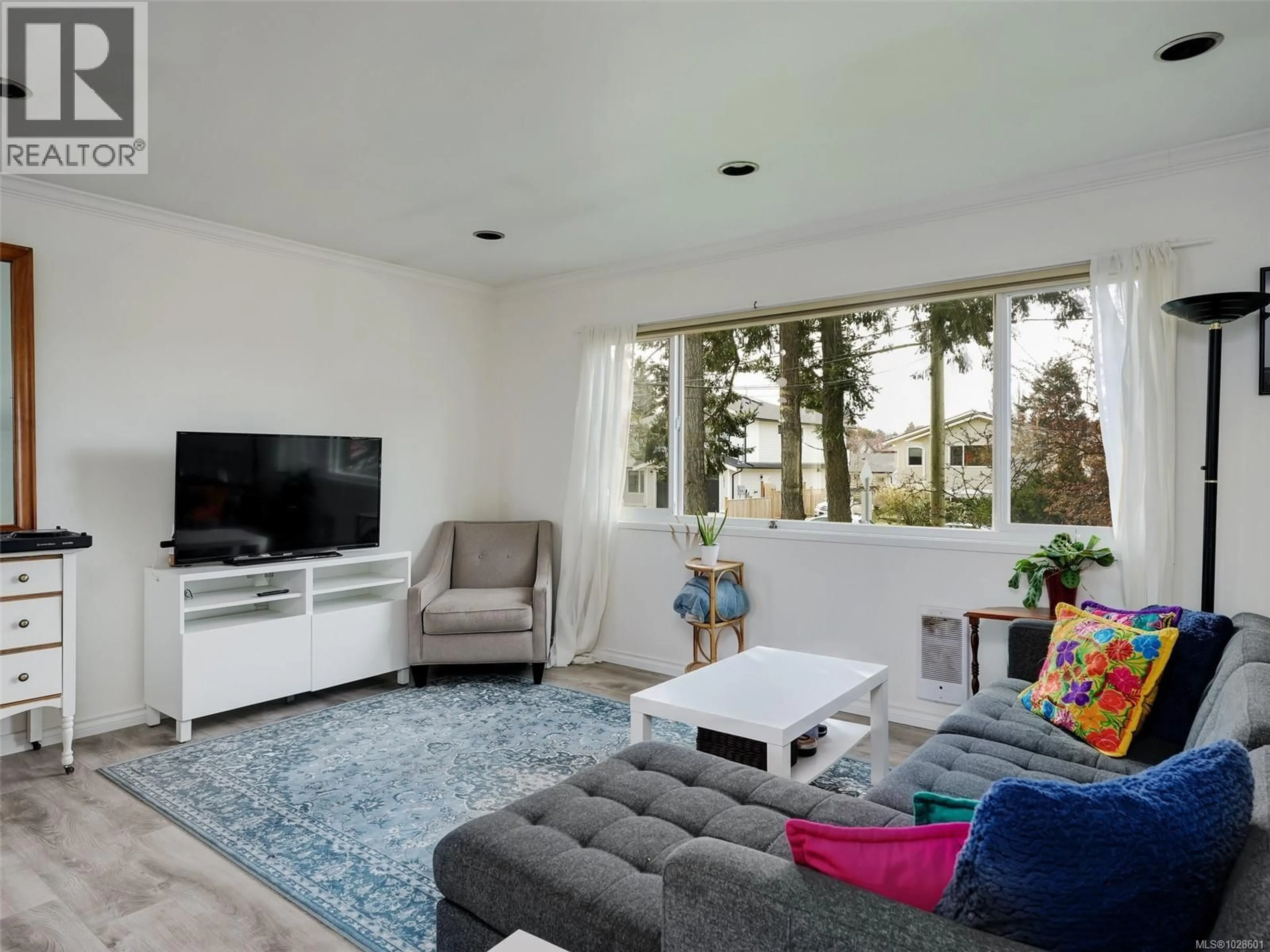 Living room with furniture, unknown for 1604 SAN JUAN AVENUE, Saanich British Columbia V8N2L6