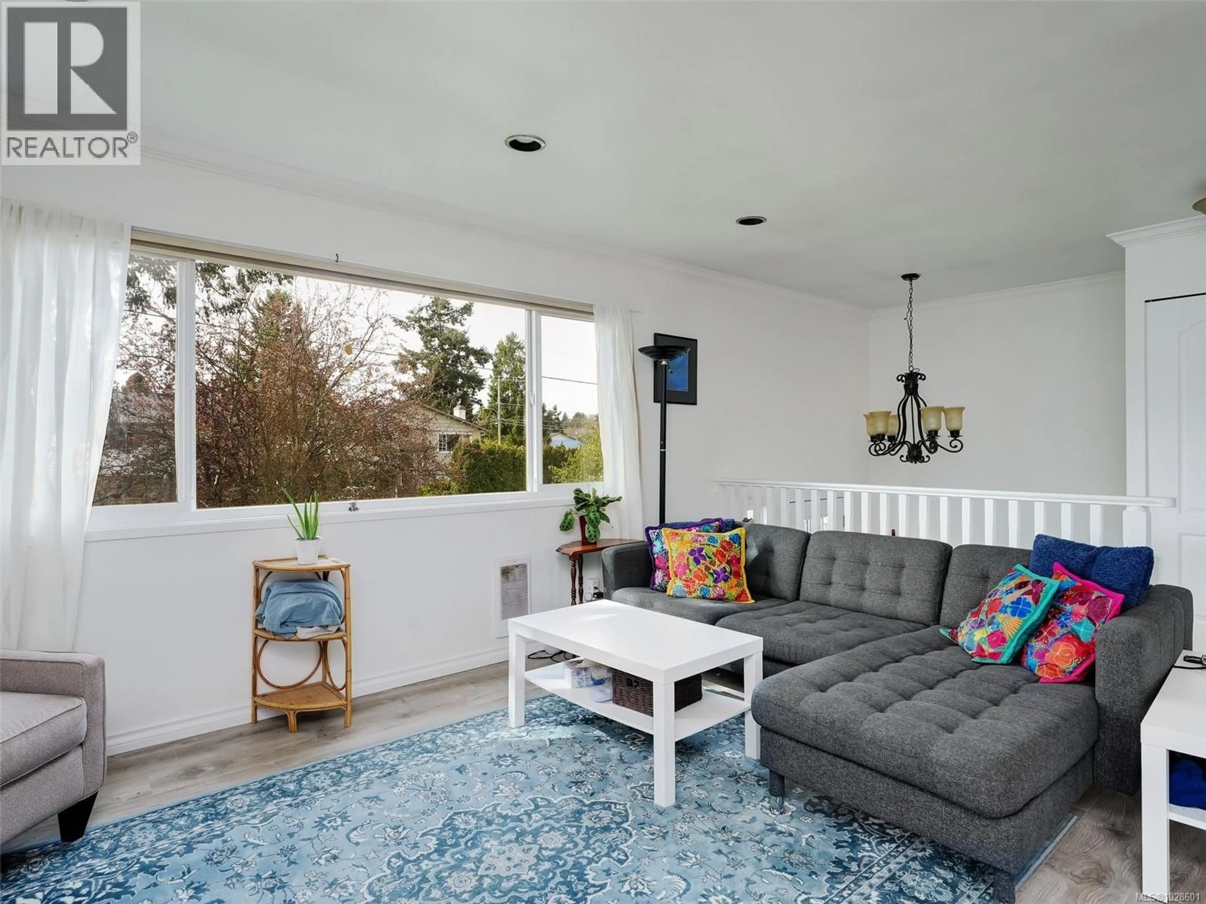 Living room with furniture, unknown for 1604 SAN JUAN AVENUE, Saanich British Columbia V8N2L6