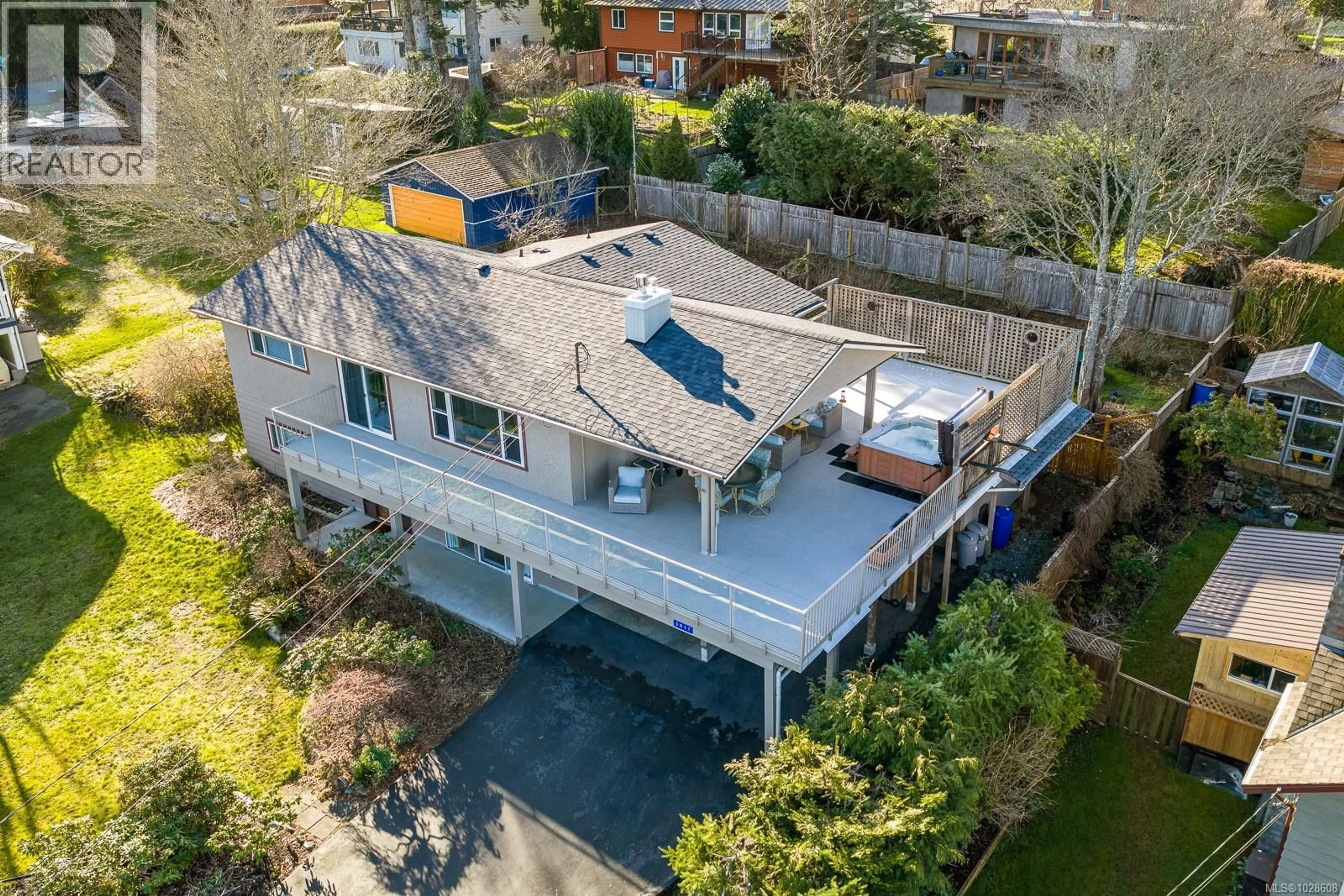 A pic from outside/outdoor area/front of a property/back of a property/a pic from drone, street for 3817 LAUREL DRIVE, Royston British Columbia V0R2V0