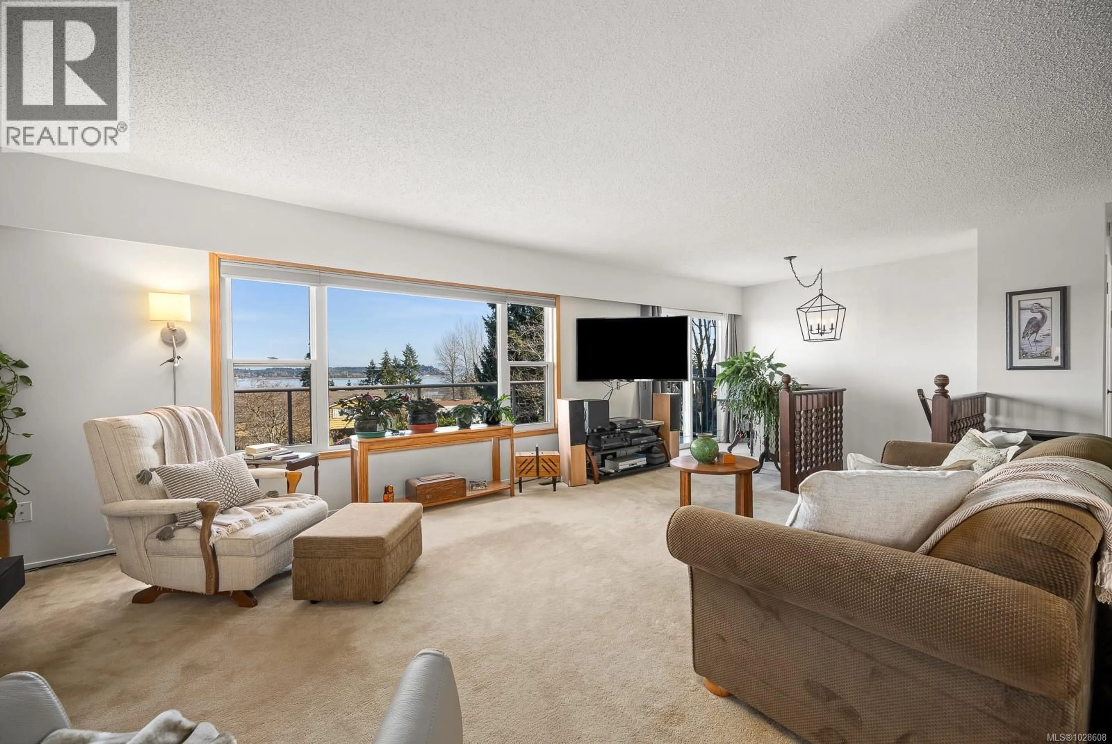 Living room with furniture, unknown for 3817 LAUREL DRIVE, Royston British Columbia V0R2V0