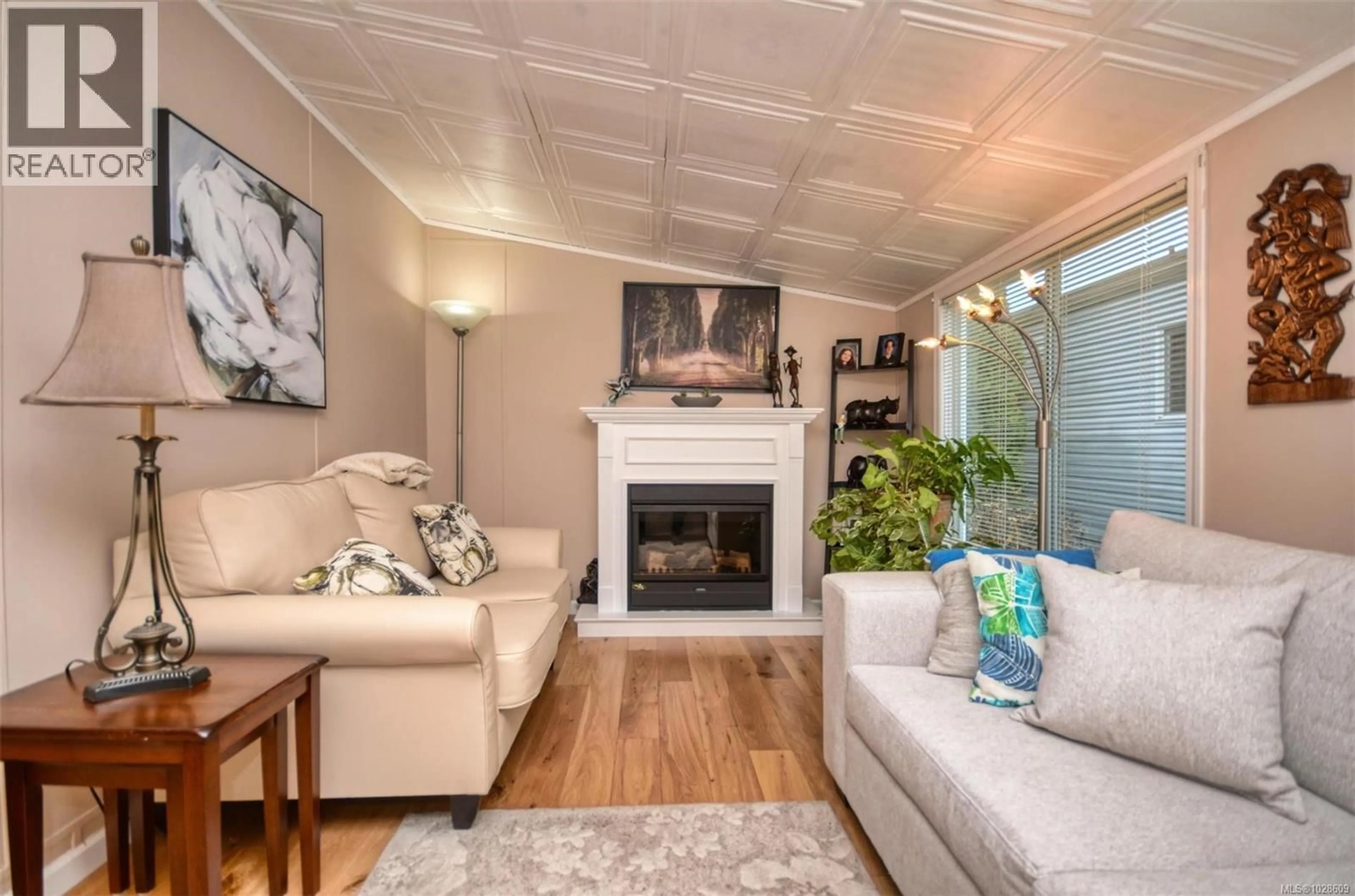 Living room with furniture, wood/laminate floor for 85 - 7583 CENTRAL SAANICH ROAD, Central Saanich British Columbia V8M2B6