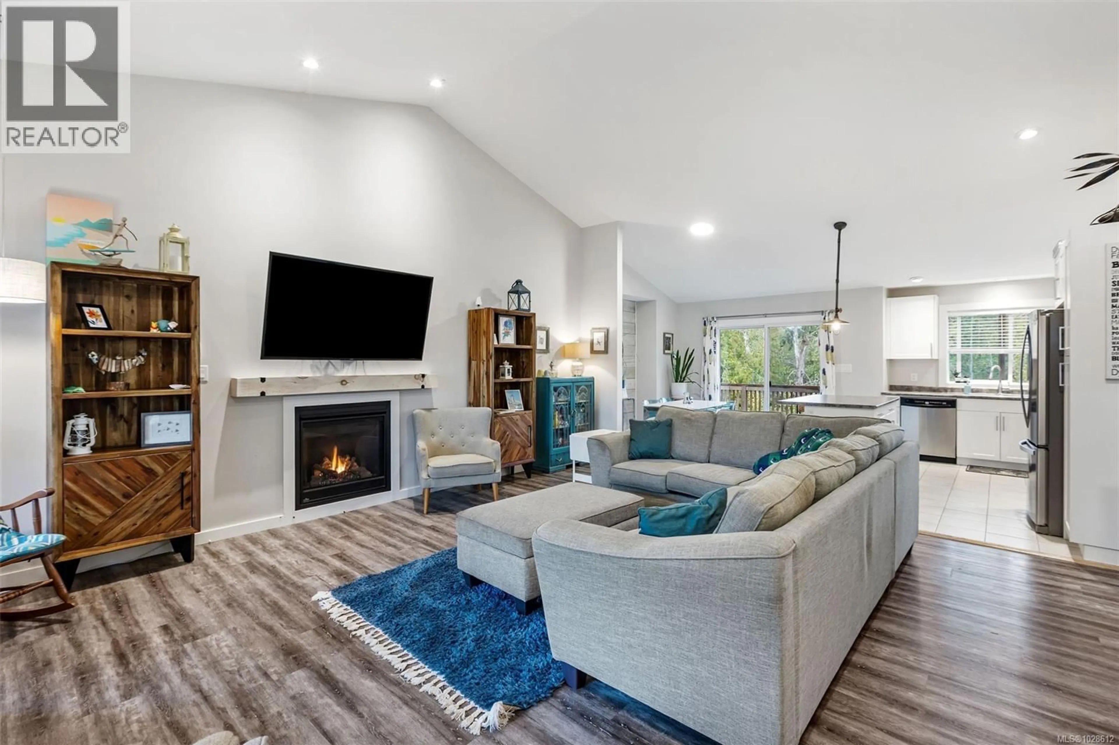 Living room with furniture, unknown for 9 - 1711 CHAPLIN STREET, Crofton British Columbia V0R1R0