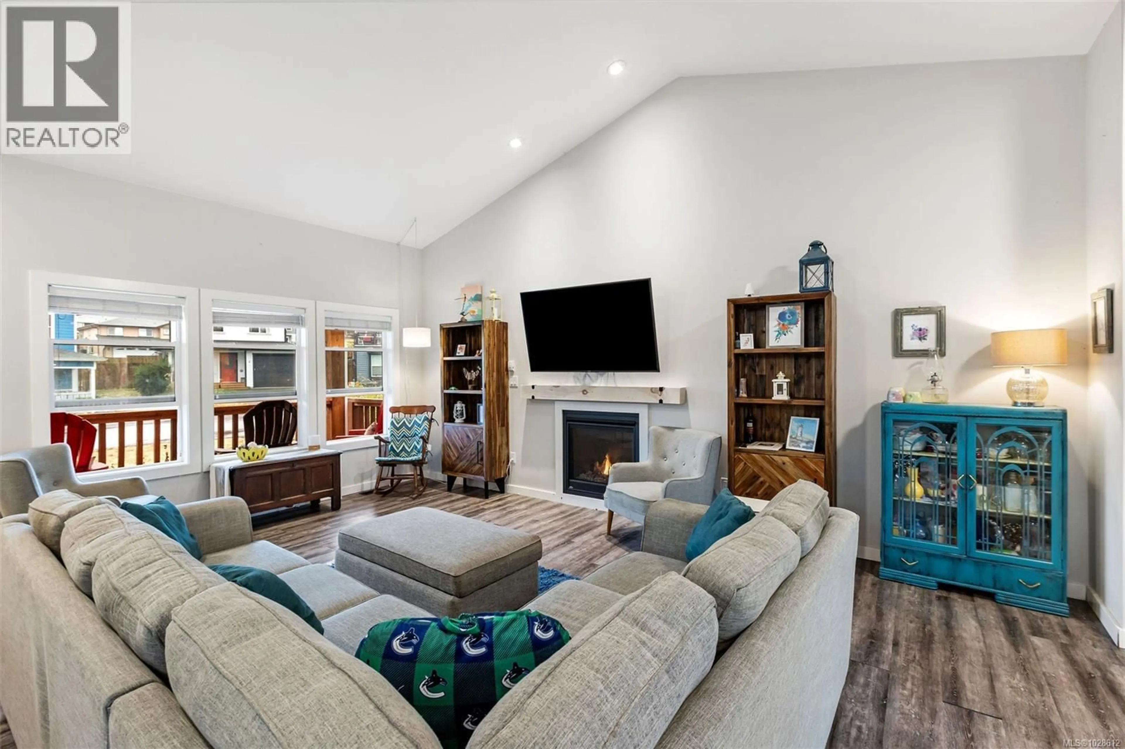 Living room with furniture, unknown for 9 - 1711 CHAPLIN STREET, Crofton British Columbia V0R1R0