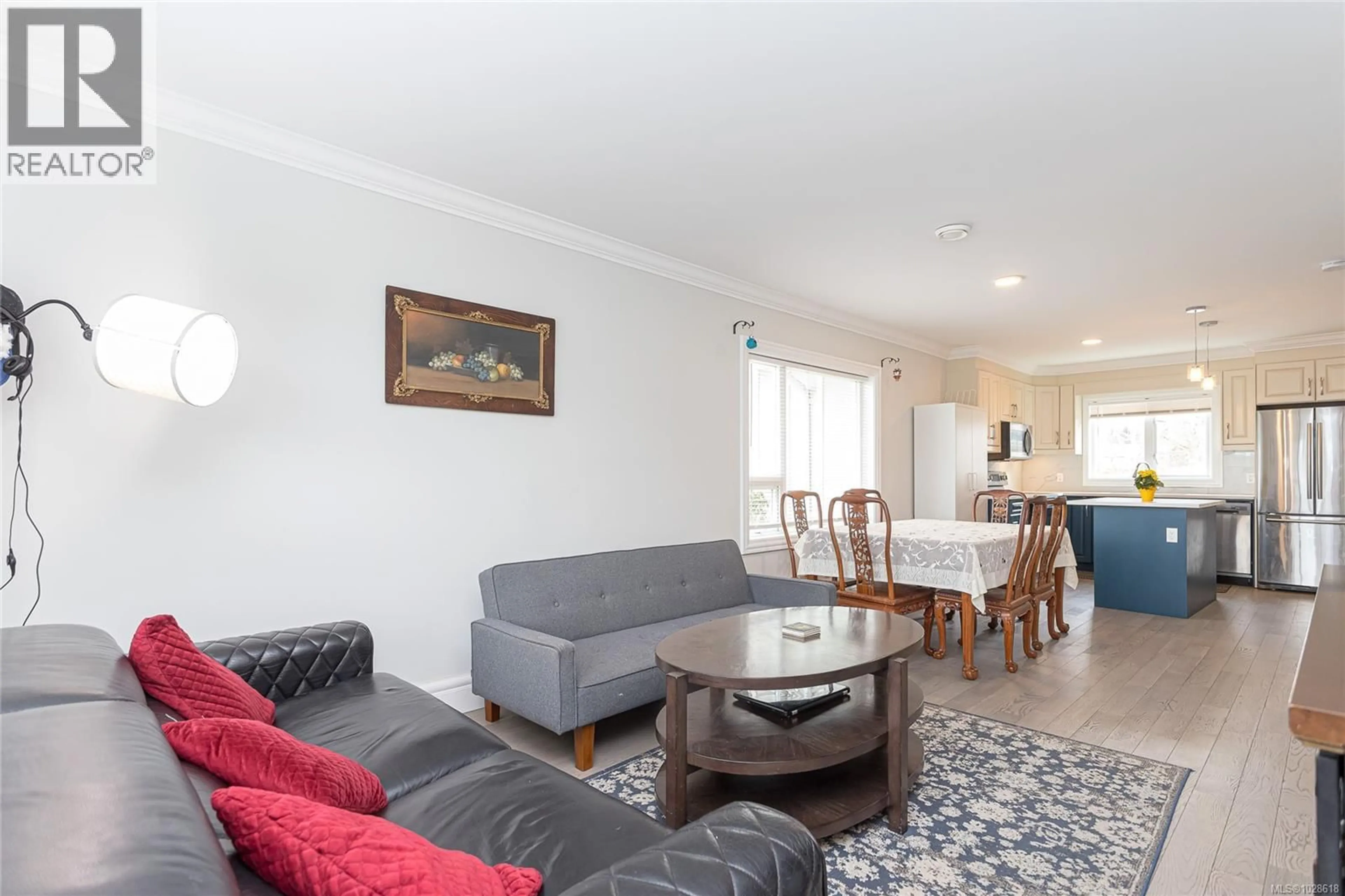 Living room with furniture, wood/laminate floor for 101 - 3248 SHERMAN ROAD, Duncan British Columbia V9L4B4