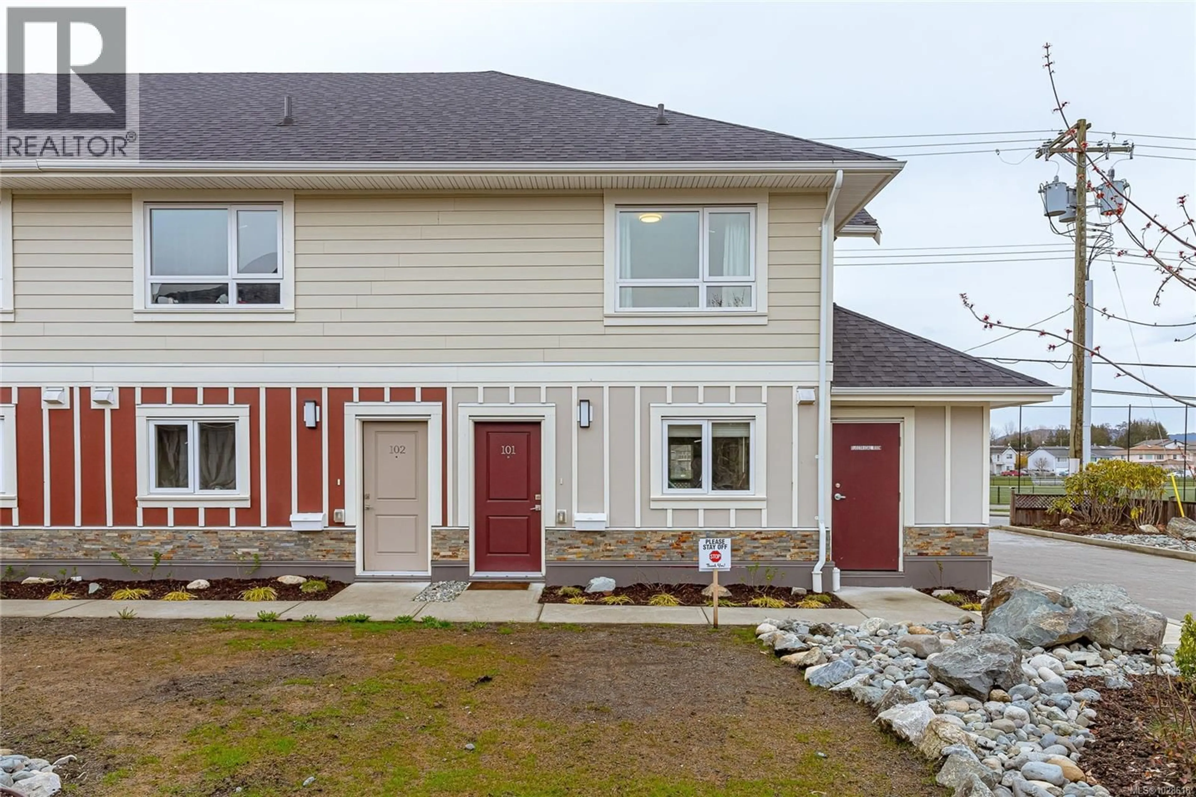 Home with vinyl exterior material, street for 101 - 3248 SHERMAN ROAD, Duncan British Columbia V9L4B4