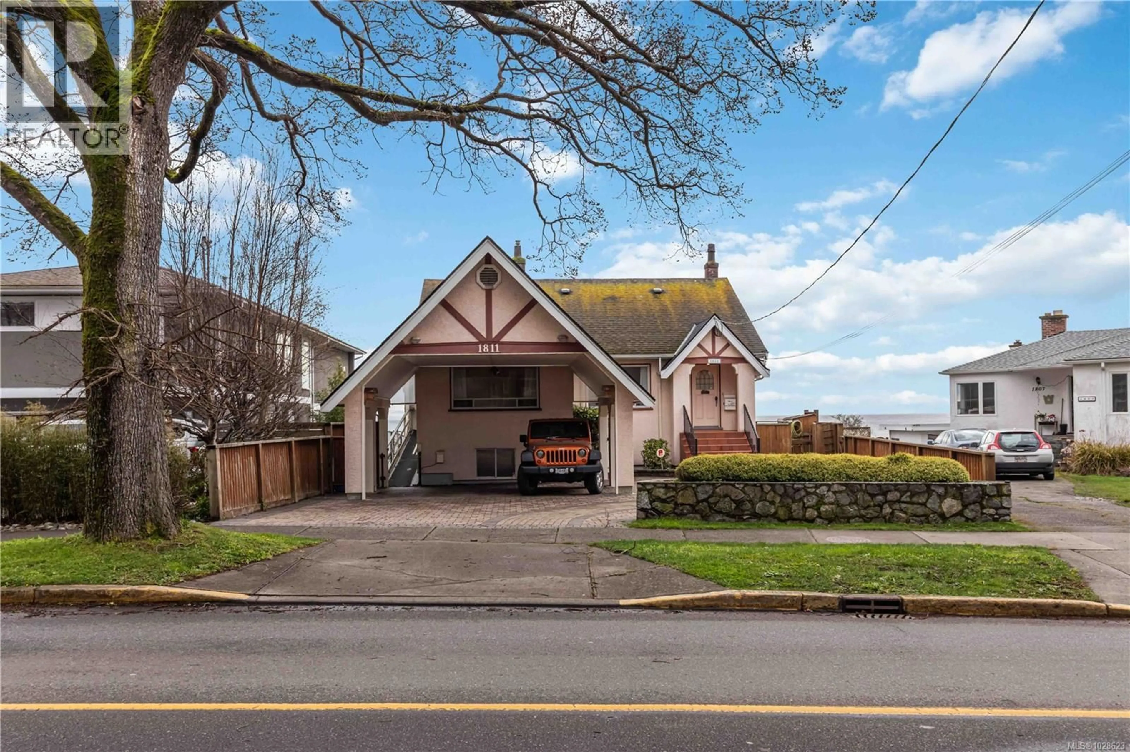 A pic from outside/outdoor area/front of a property/back of a property/a pic from drone, street for 1811 HOLLYWOOD CRESCENT, Victoria British Columbia V8S1J2