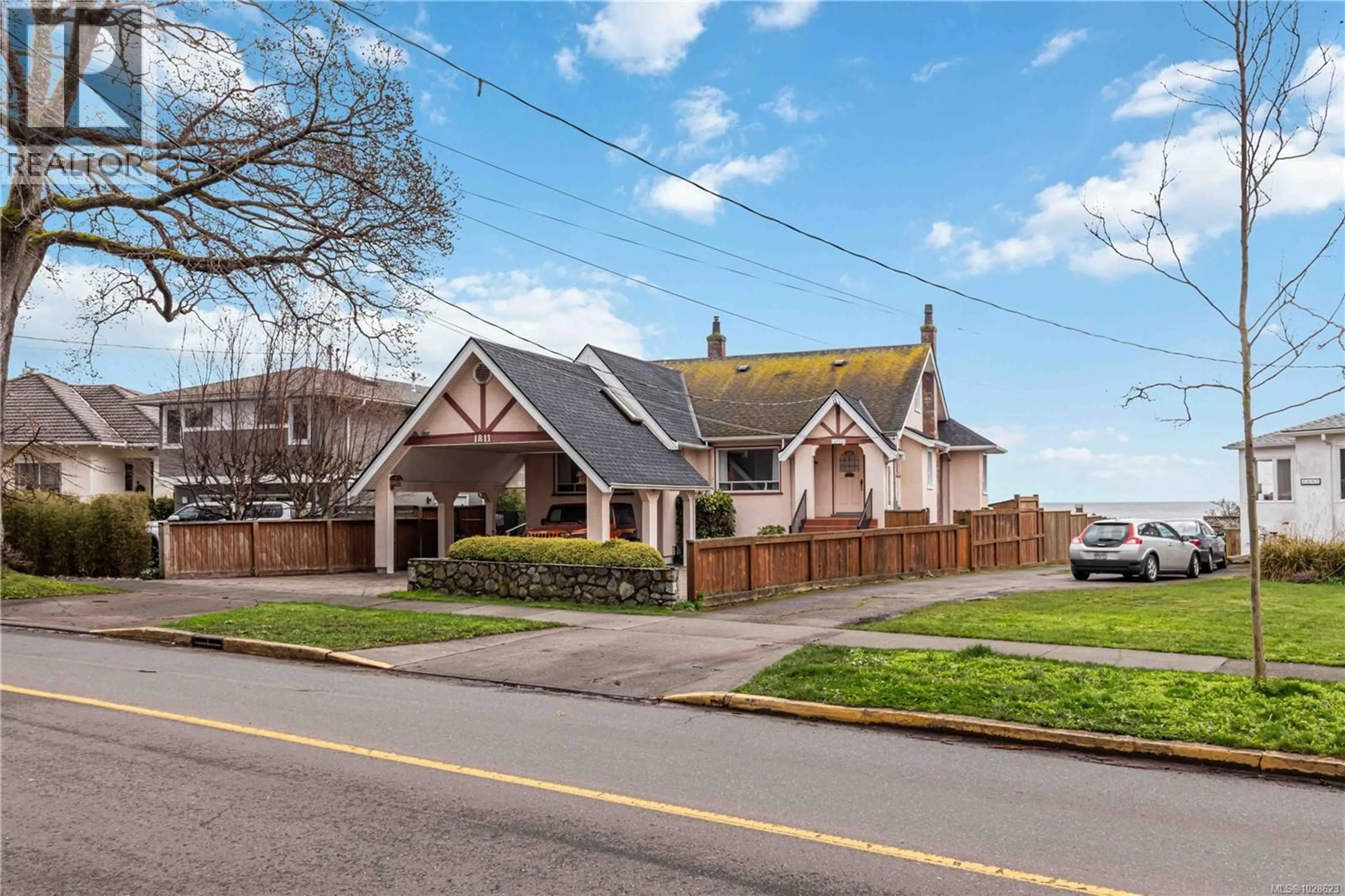 A pic from outside/outdoor area/front of a property/back of a property/a pic from drone, street for 1811 HOLLYWOOD CRESCENT, Victoria British Columbia V8S1J2