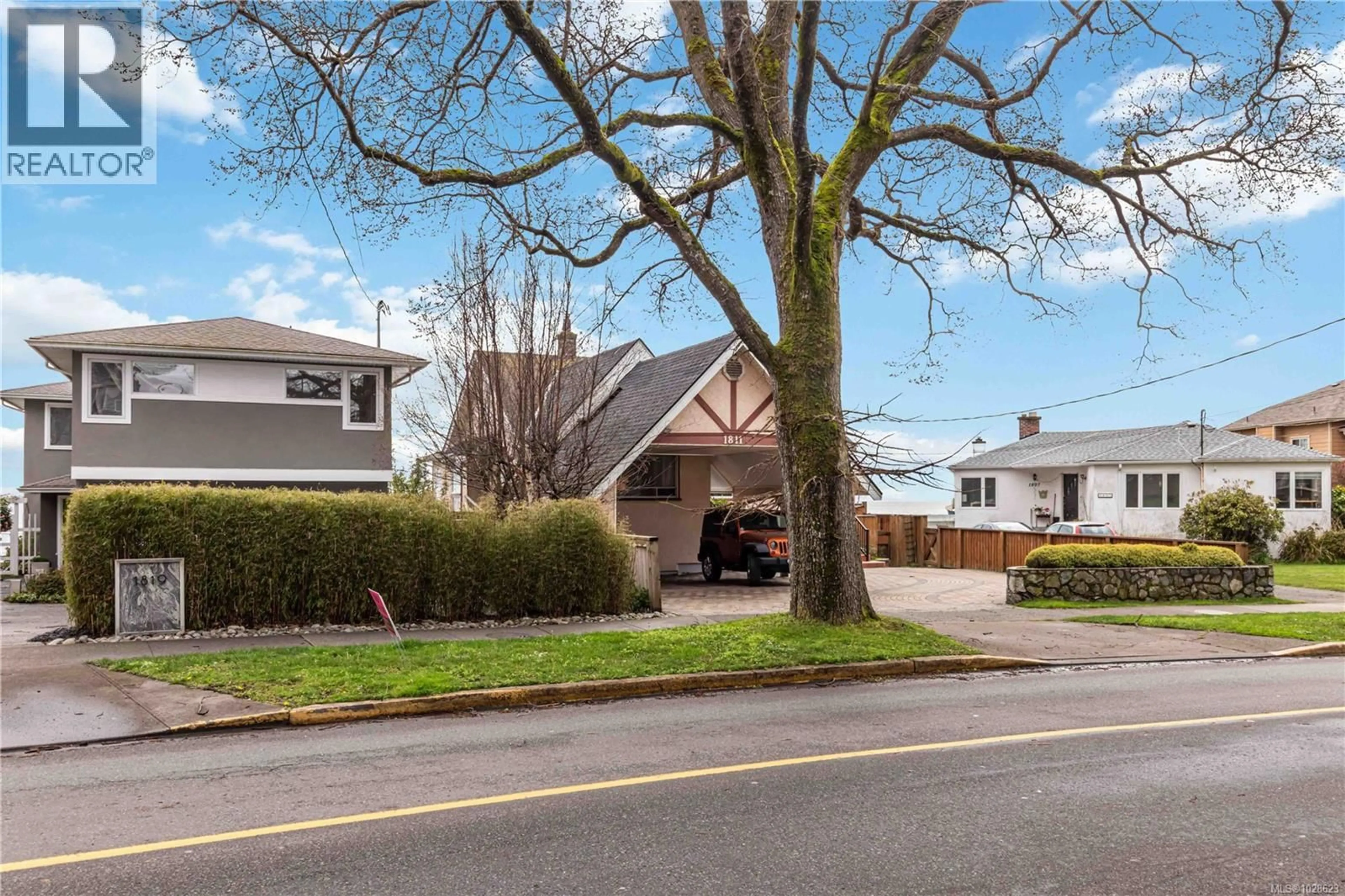 Unknown for 1811 HOLLYWOOD CRESCENT, Victoria British Columbia V8S1J2