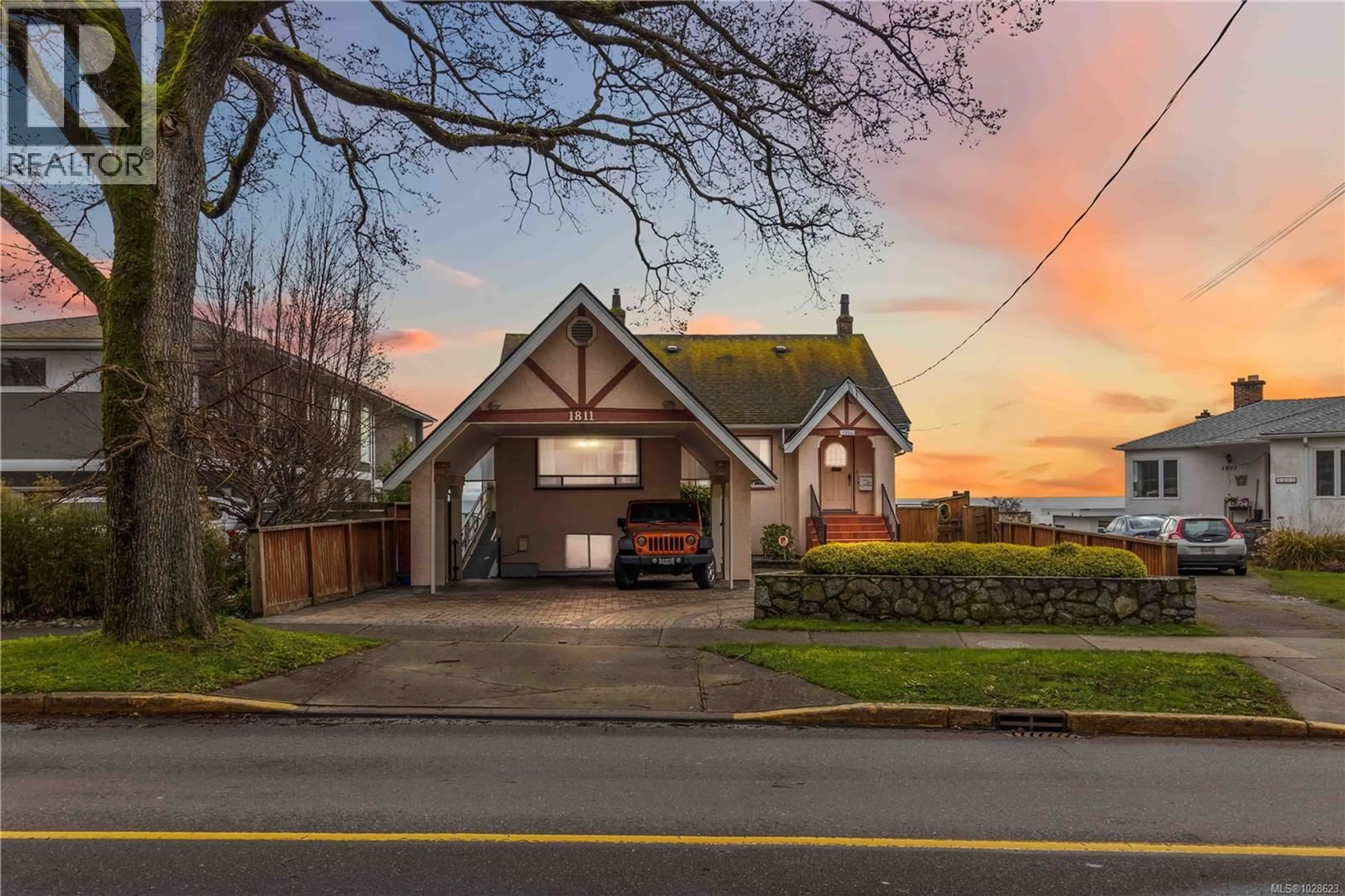 A pic from outside/outdoor area/front of a property/back of a property/a pic from drone, street for 1811 HOLLYWOOD CRESCENT, Victoria British Columbia V8S1J2
