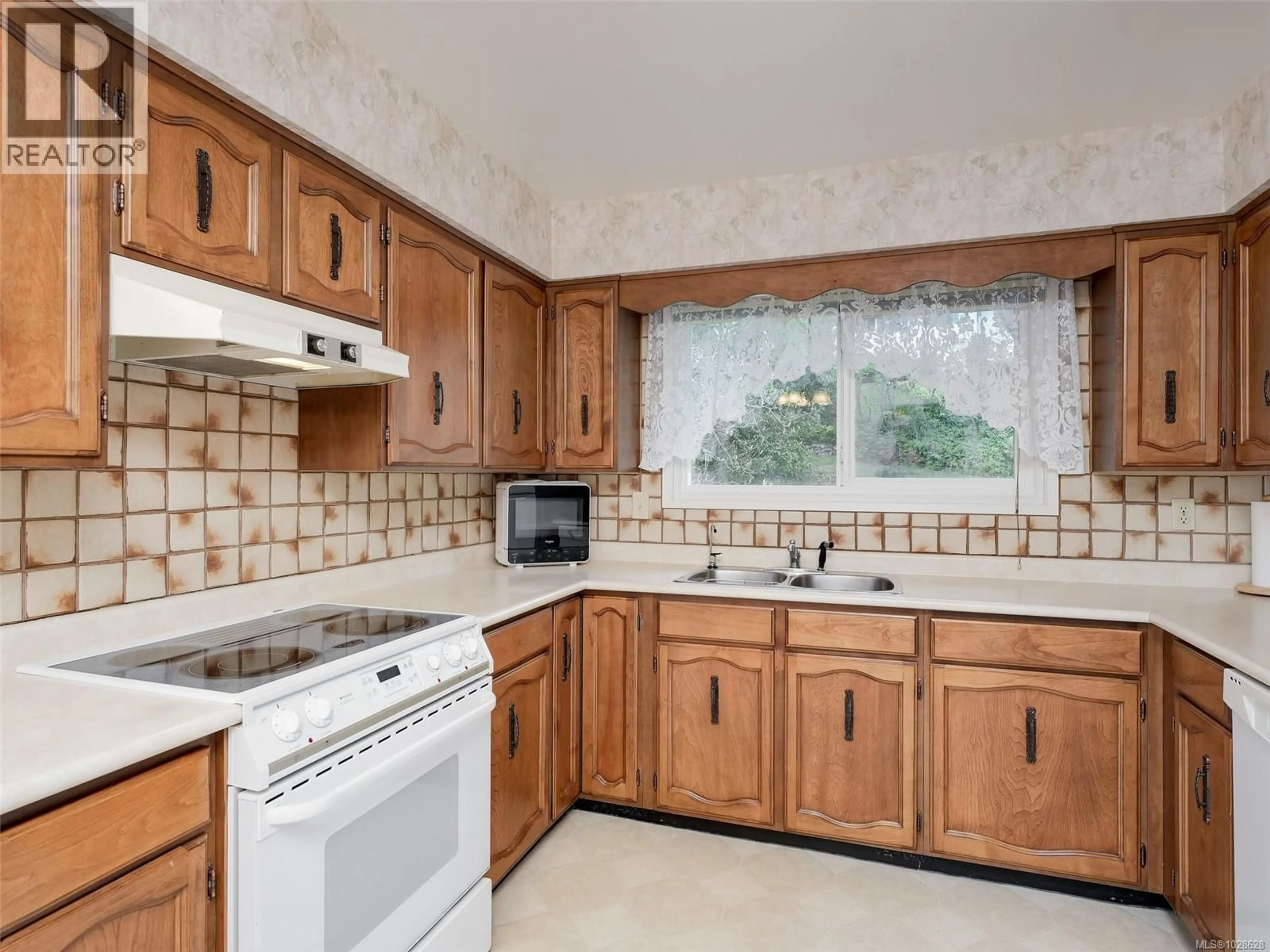 Standard kitchen, ceramic/tile floor for 4033 ZINNIA ROAD, Saanich British Columbia V8Z4W2
