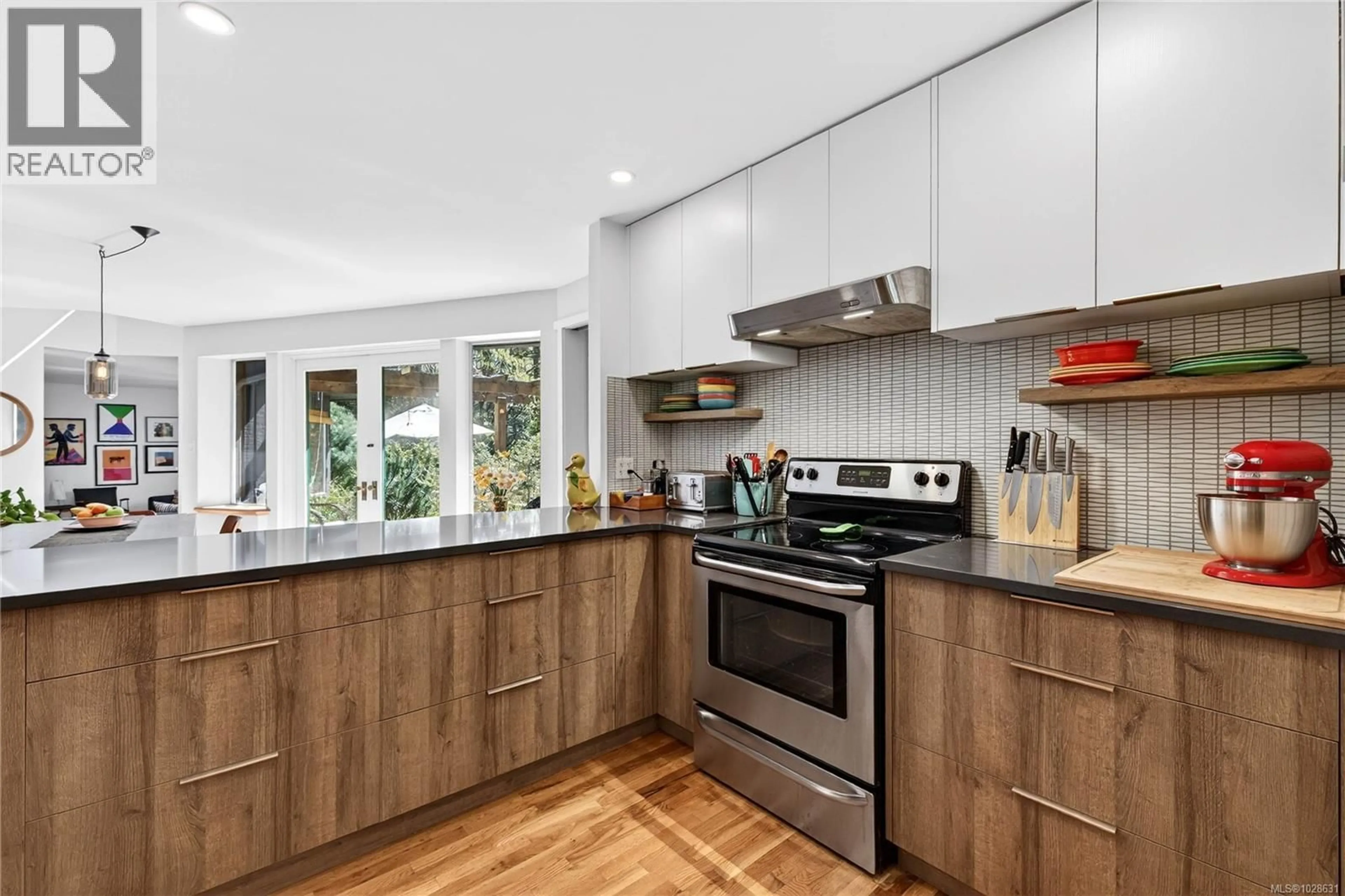Contemporary kitchen, wood/laminate floor for 99 GARNER ROAD, Salt Spring British Columbia V8K2B1