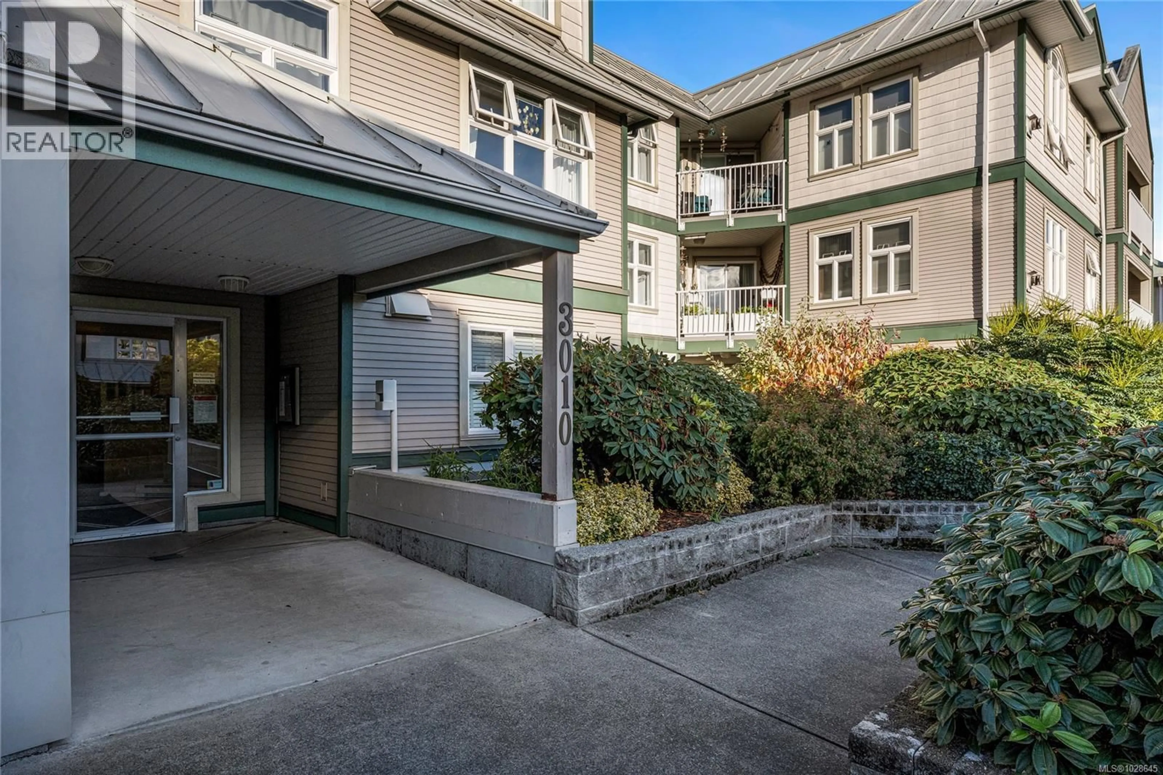 Indoor foyer for 111 - 3010 WASHINGTON AVENUE, Victoria British Columbia V9A1P6