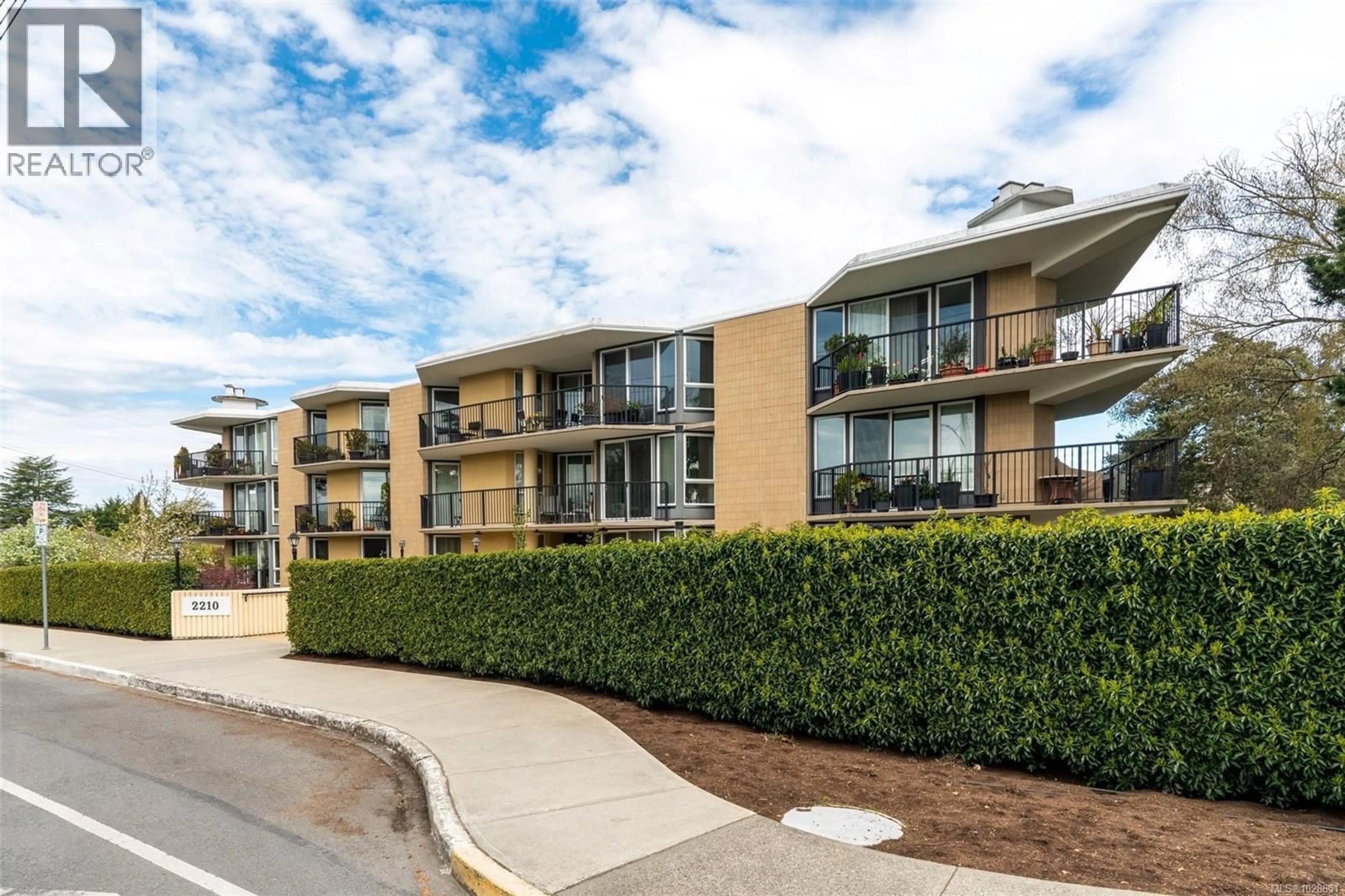 Patio, unknown for 401 - 2210 CADBORO BAY ROAD, Oak Bay British Columbia V8R5G9