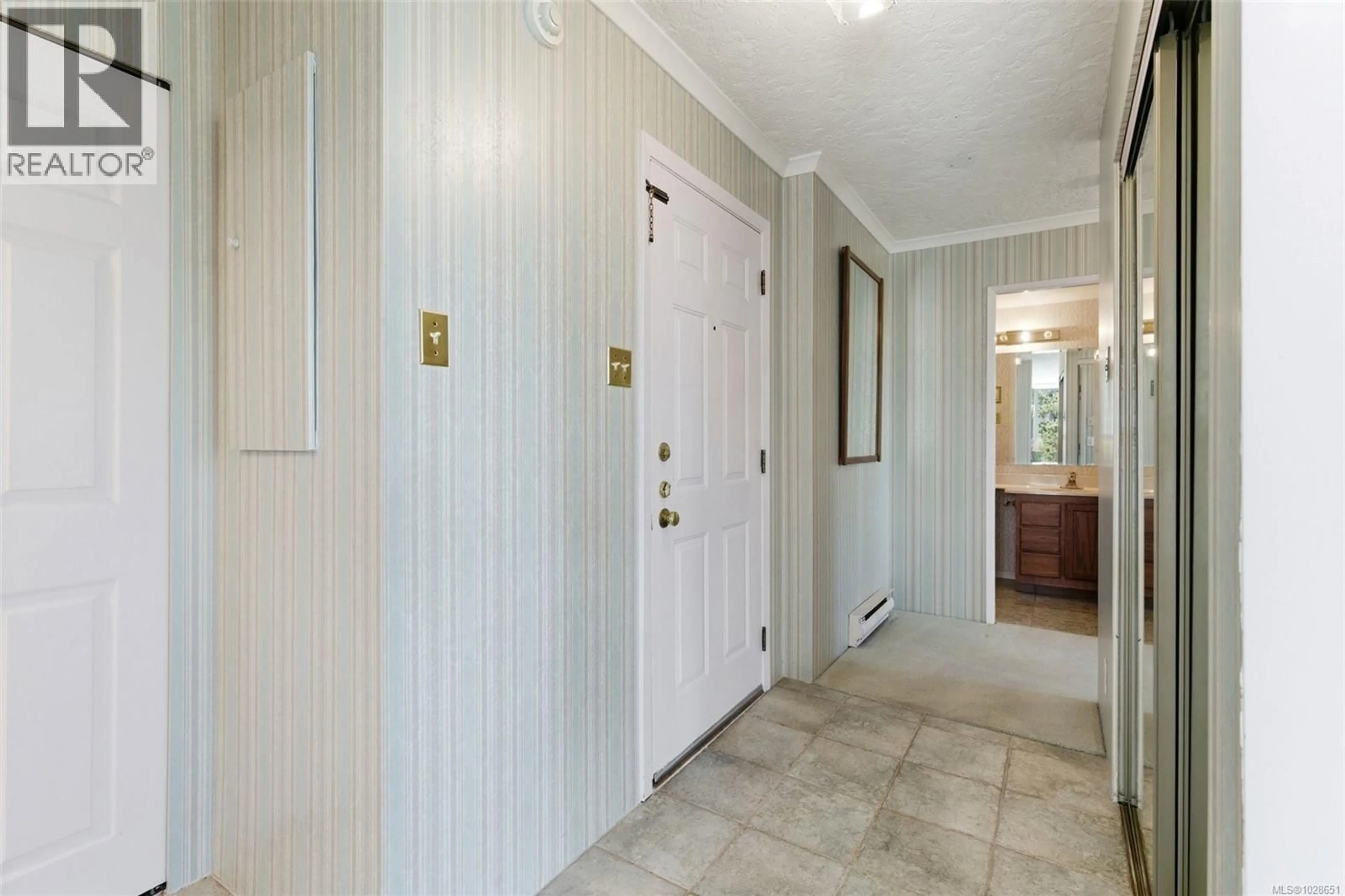 Indoor foyer for 401 - 2210 CADBORO BAY ROAD, Oak Bay British Columbia V8R5G9