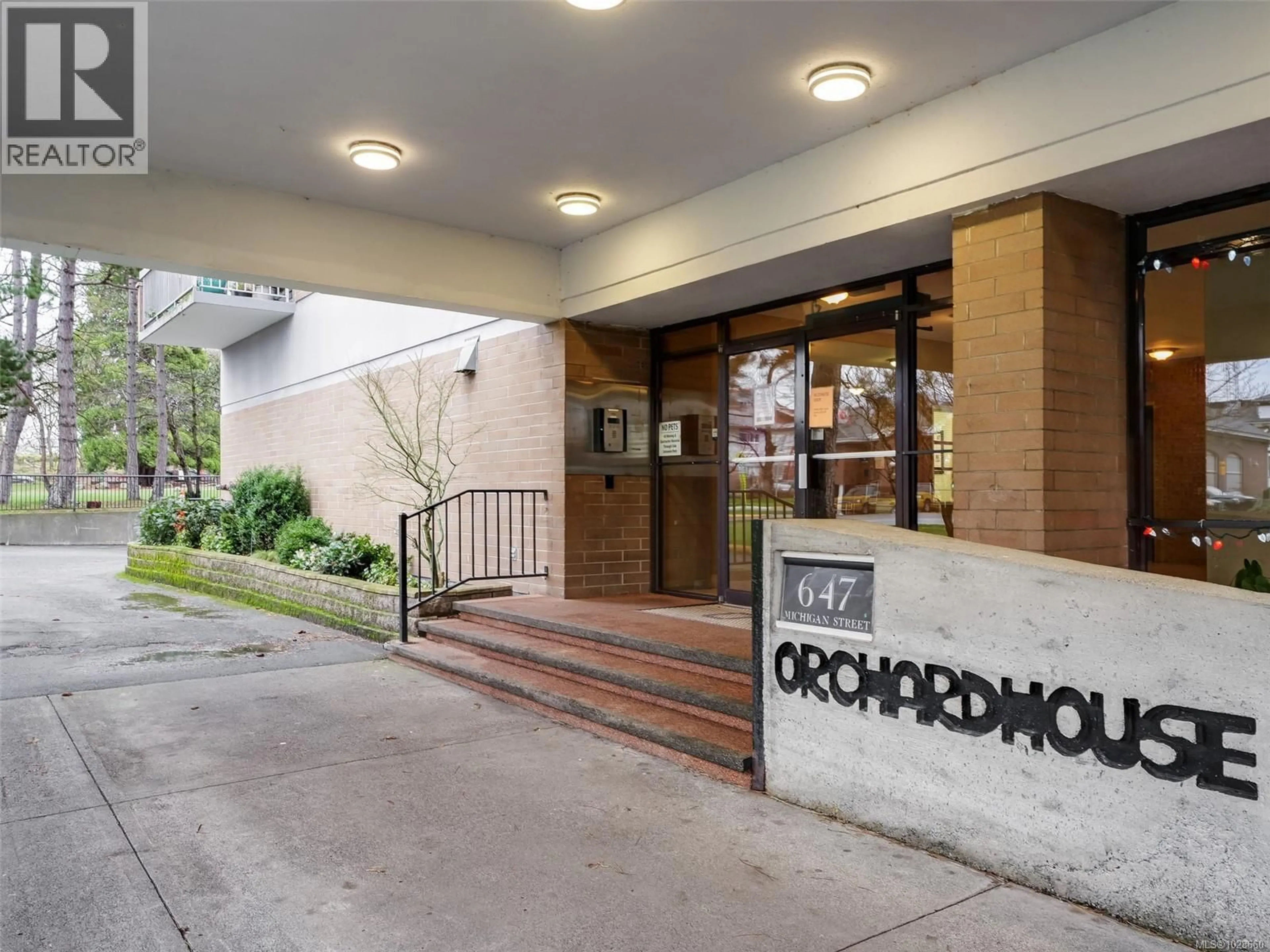 Indoor foyer for 2006 - 647 MICHIGAN STREET, Victoria British Columbia V8V1S9