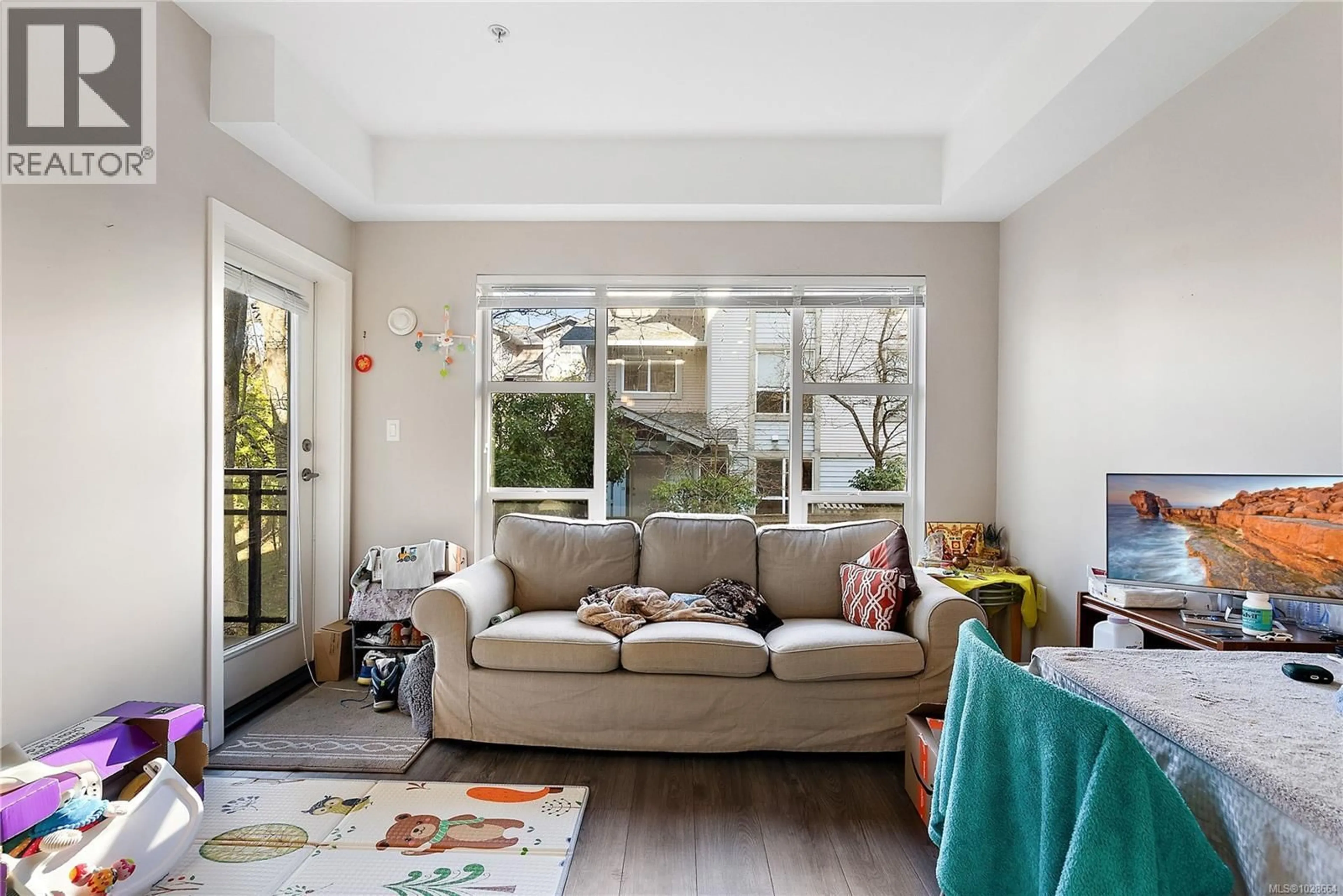 Living room with furniture, unknown for 301 - 1018 INVERNESS ROAD, Saanich British Columbia V8X0B1