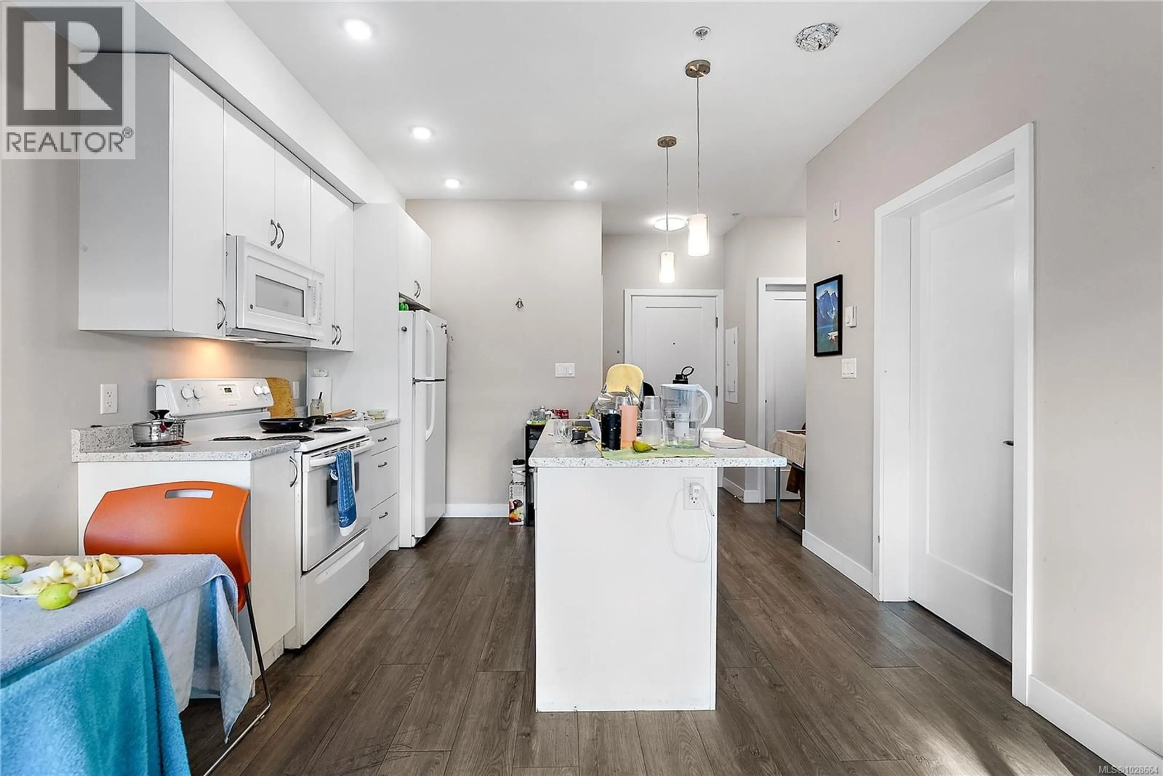 Open concept kitchen, unknown for 301 - 1018 INVERNESS ROAD, Saanich British Columbia V8X0B1