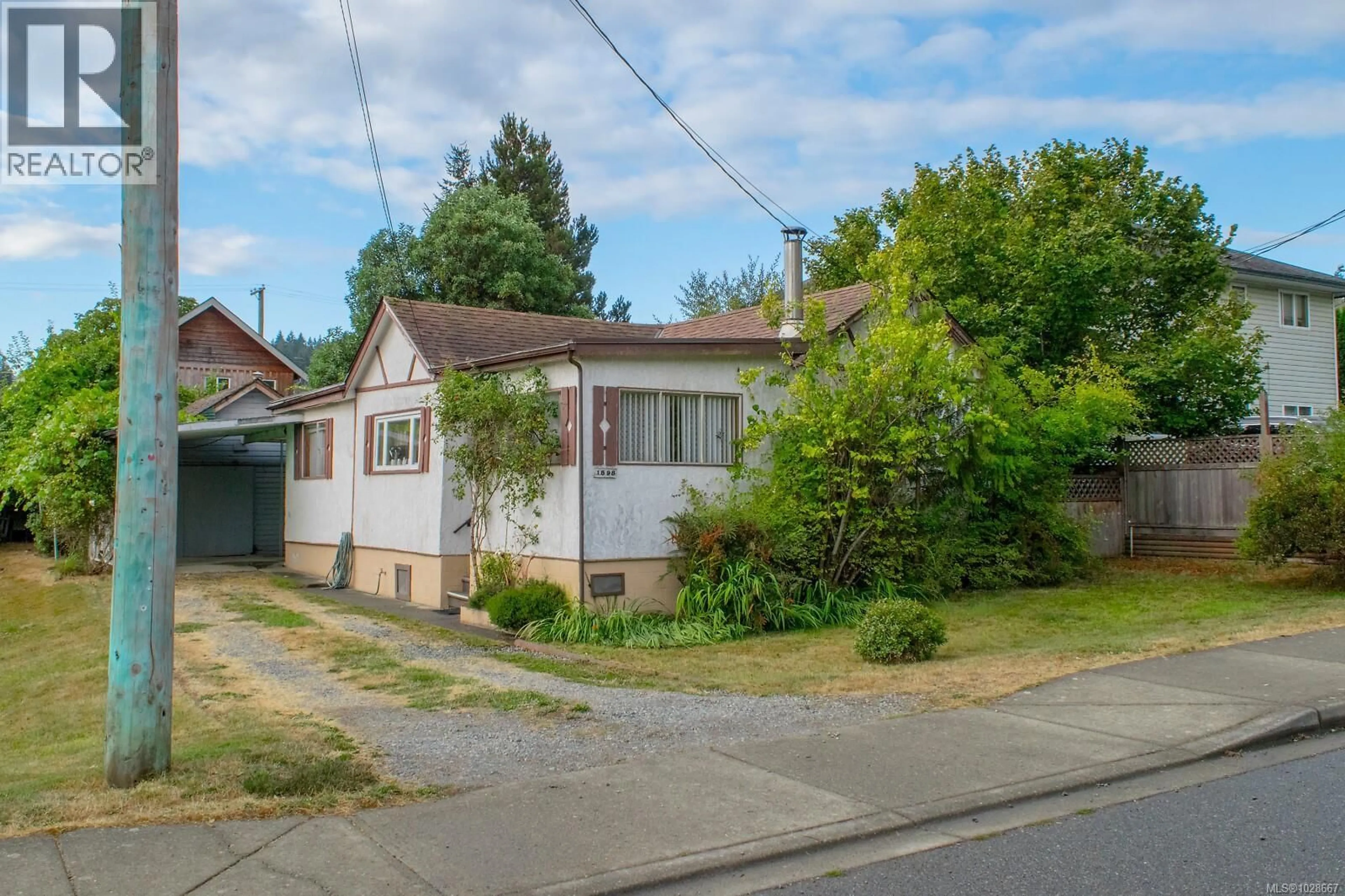 A pic from outside/outdoor area/front of a property/back of a property/a pic from drone, street for 1598 CHAPLIN STREET, Crofton British Columbia V0R1K0