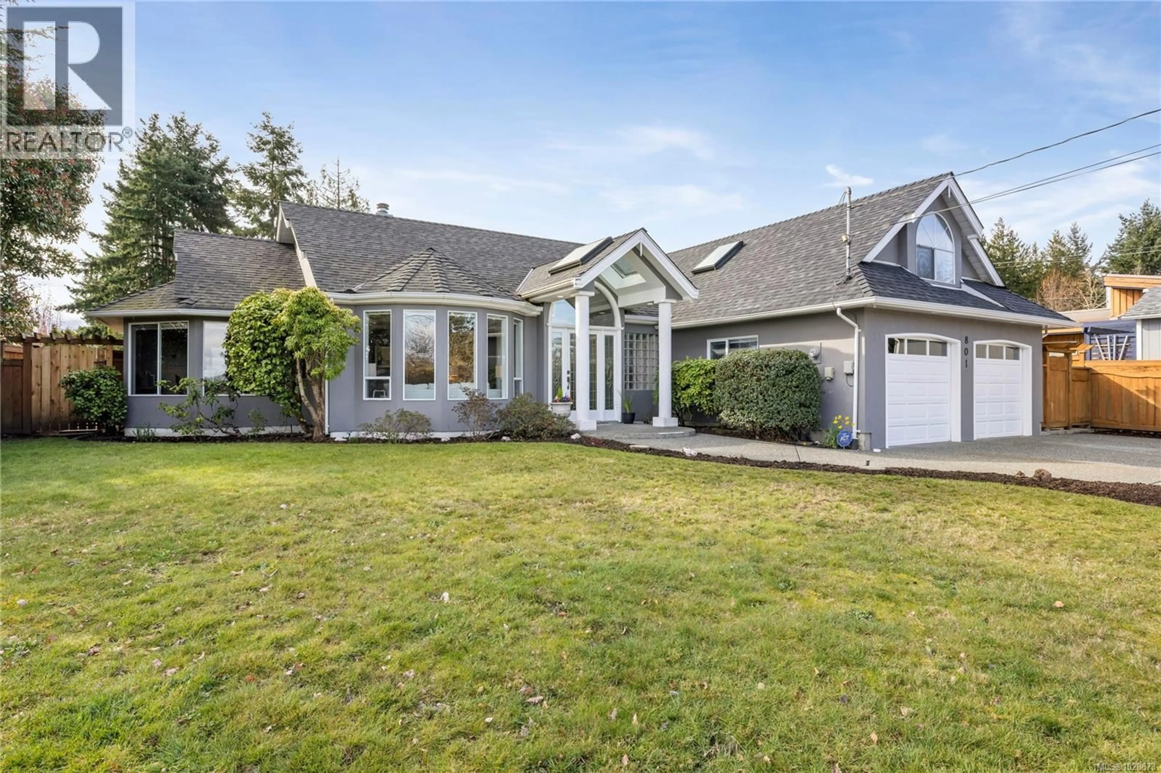 Home with vinyl exterior material, street for 801 TEMPLE STREET, Parksville British Columbia V9P1B1