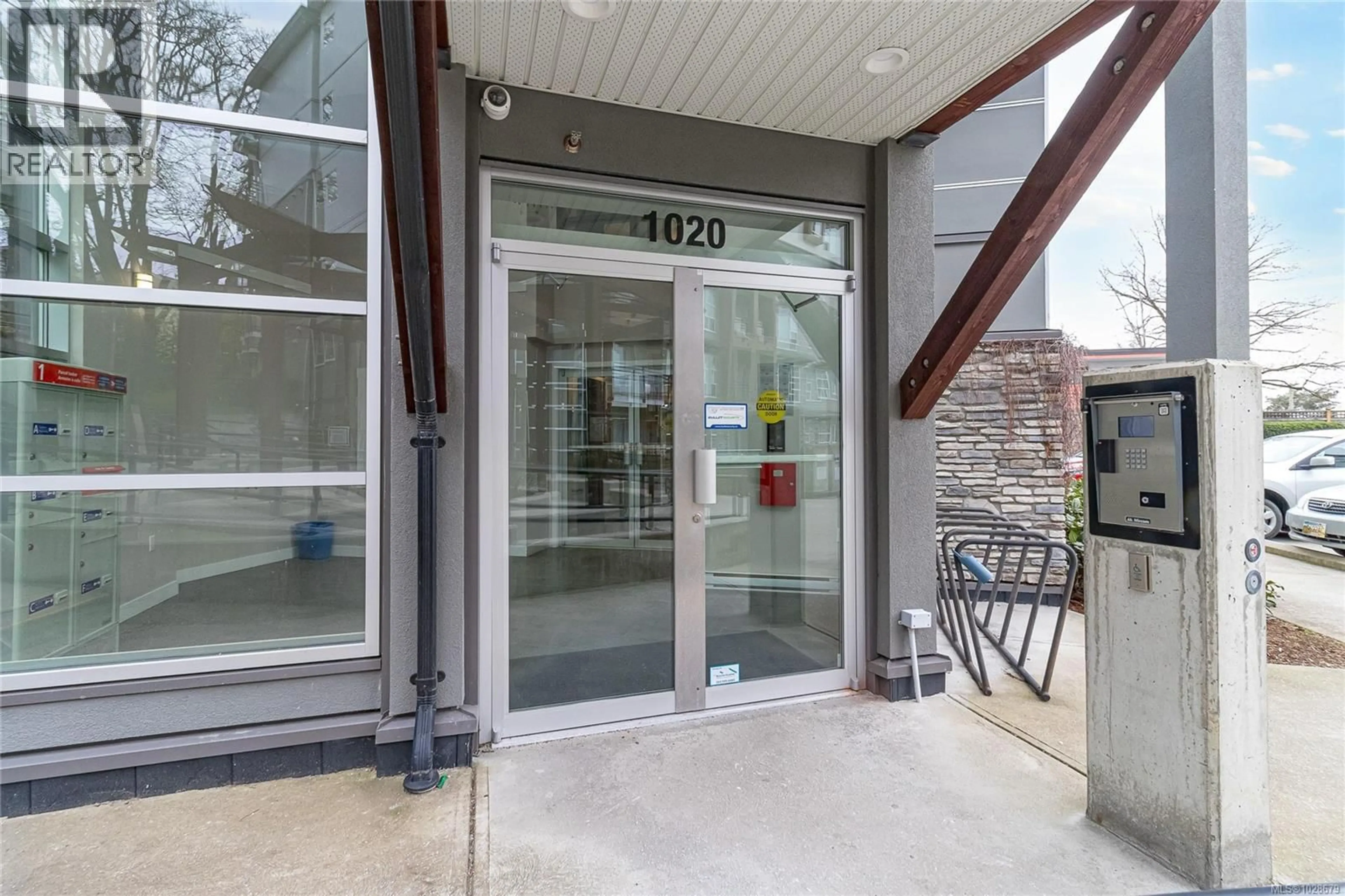 Indoor foyer for 203 - 1020 INVERNESS ROAD, Saanich British Columbia V8X2S1