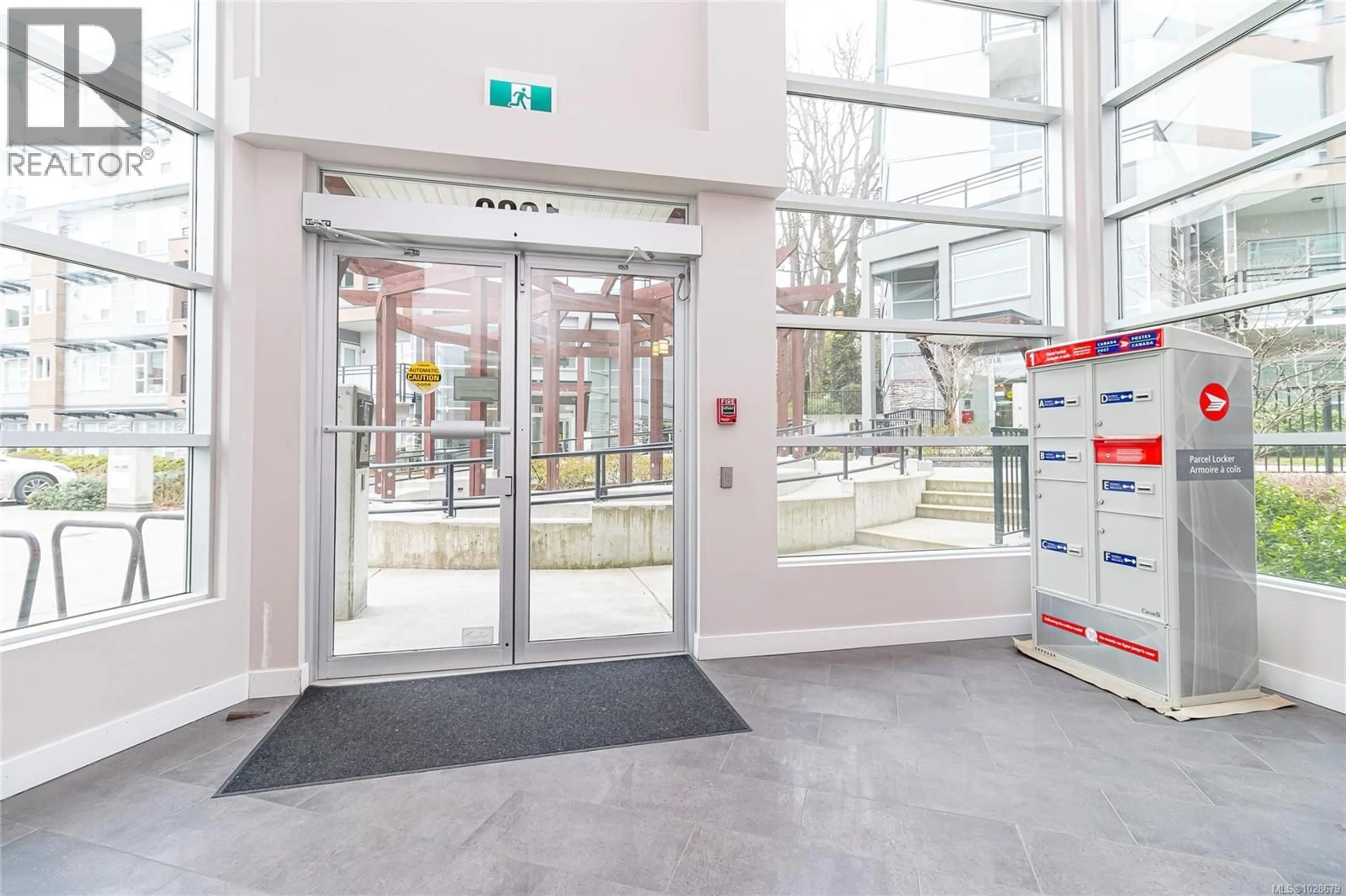 Indoor foyer for 203 - 1020 INVERNESS ROAD, Saanich British Columbia V8X2S1