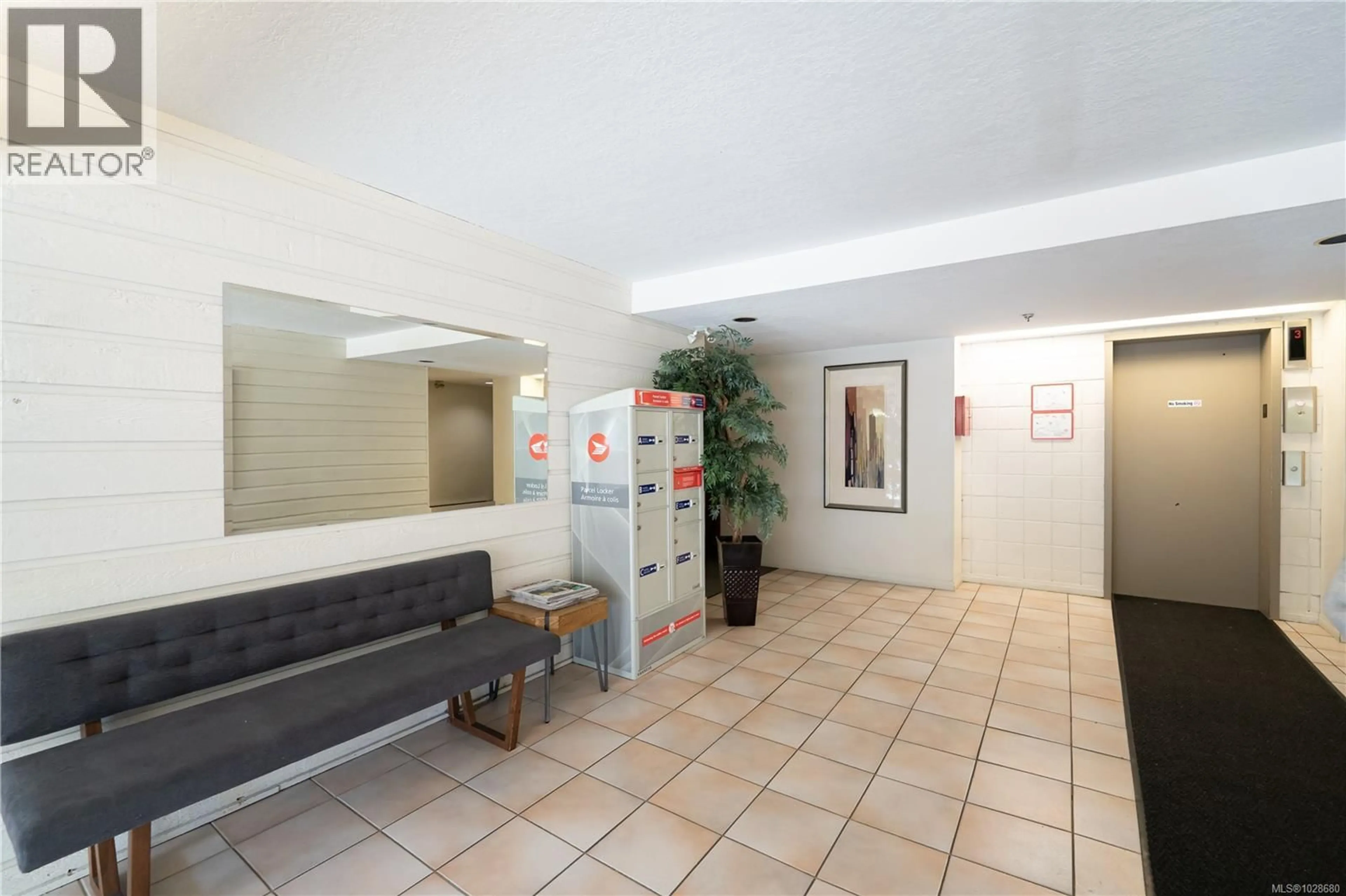 Lobby for 409 - 3277 GLASGOW AVENUE, Saanich British Columbia V8X1M3