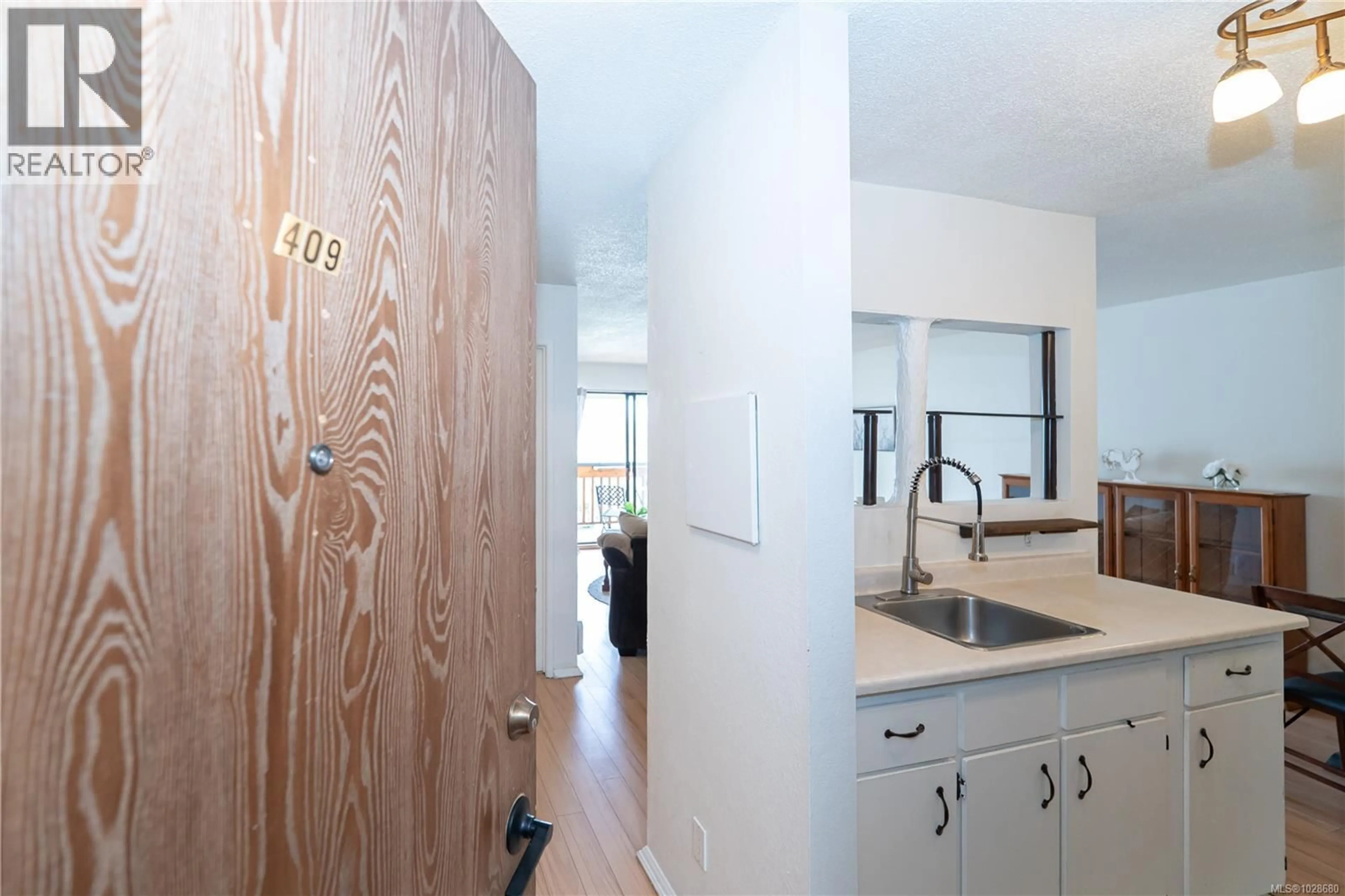 Indoor entryway for 409 - 3277 GLASGOW AVENUE, Saanich British Columbia V8X1M3