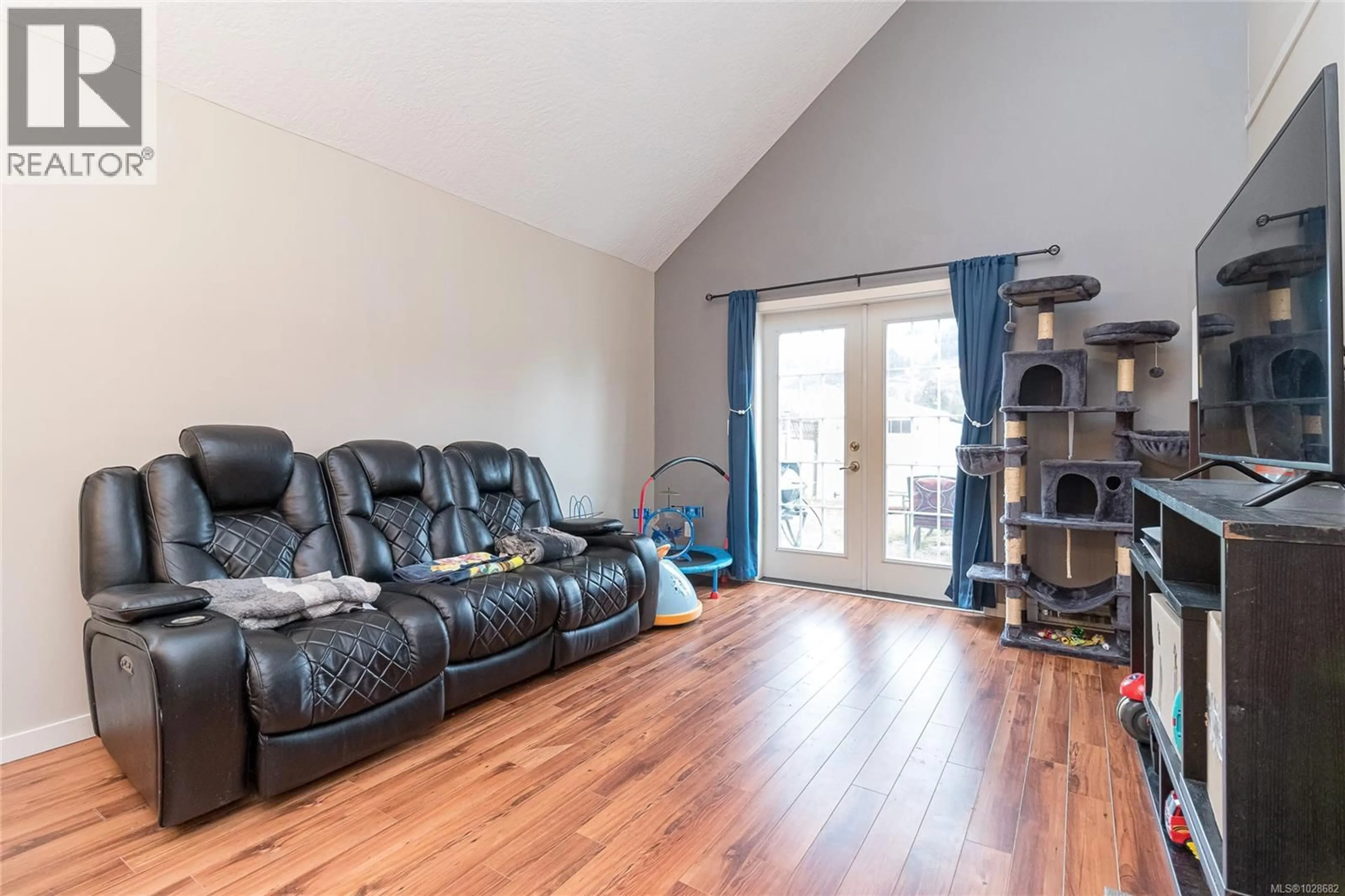 Living room with furniture, wood/laminate floor for 2945 GOLDEN SPIKE PLACE, Langford British Columbia V9B0K6