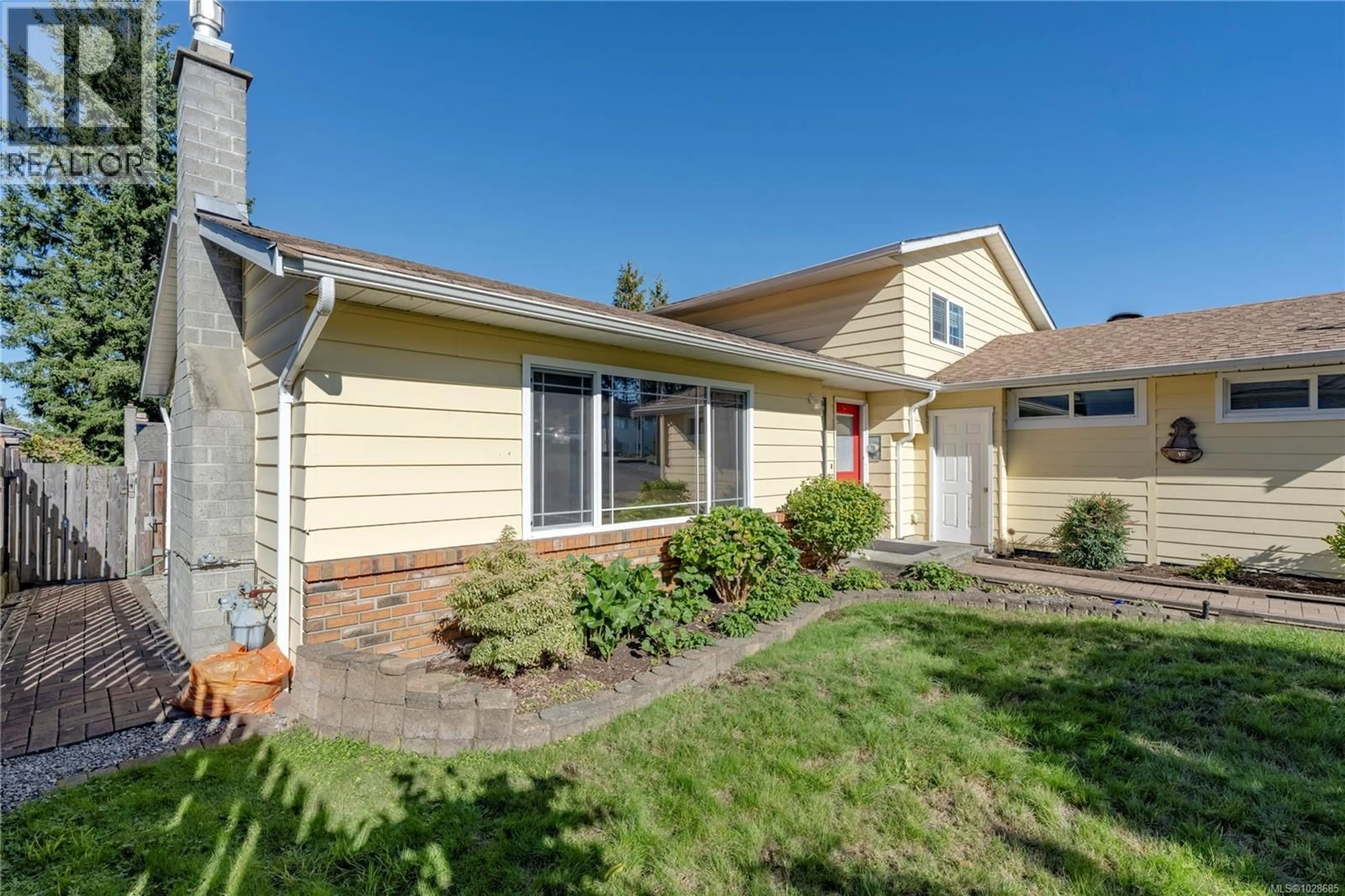 Home with vinyl exterior material, street for 1776 MEREDITH ROAD, Nanaimo British Columbia V9S2M4