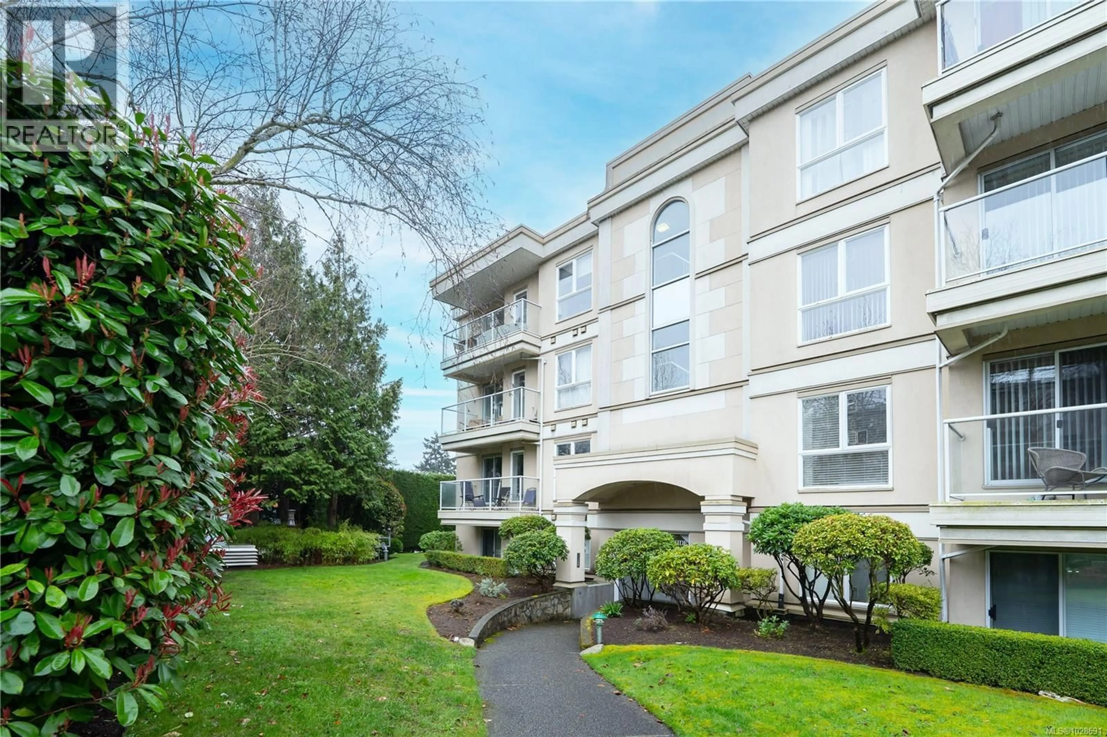 Patio, street for 301 - 331 BURNSIDE ROAD EAST, Victoria British Columbia V9A1A6