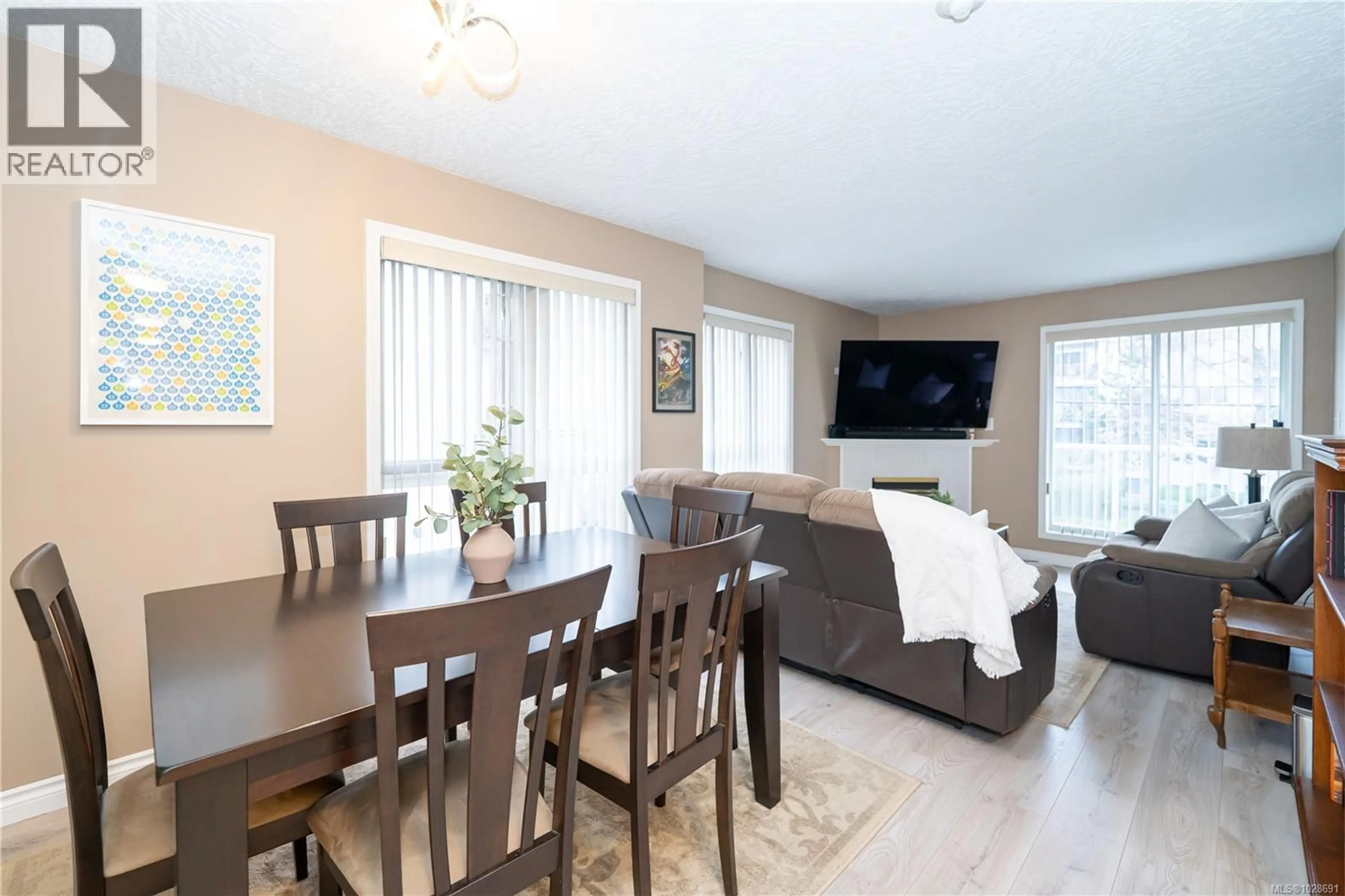 Living room with furniture, wood/laminate floor for 301 - 331 BURNSIDE ROAD EAST, Victoria British Columbia V9A1A6
