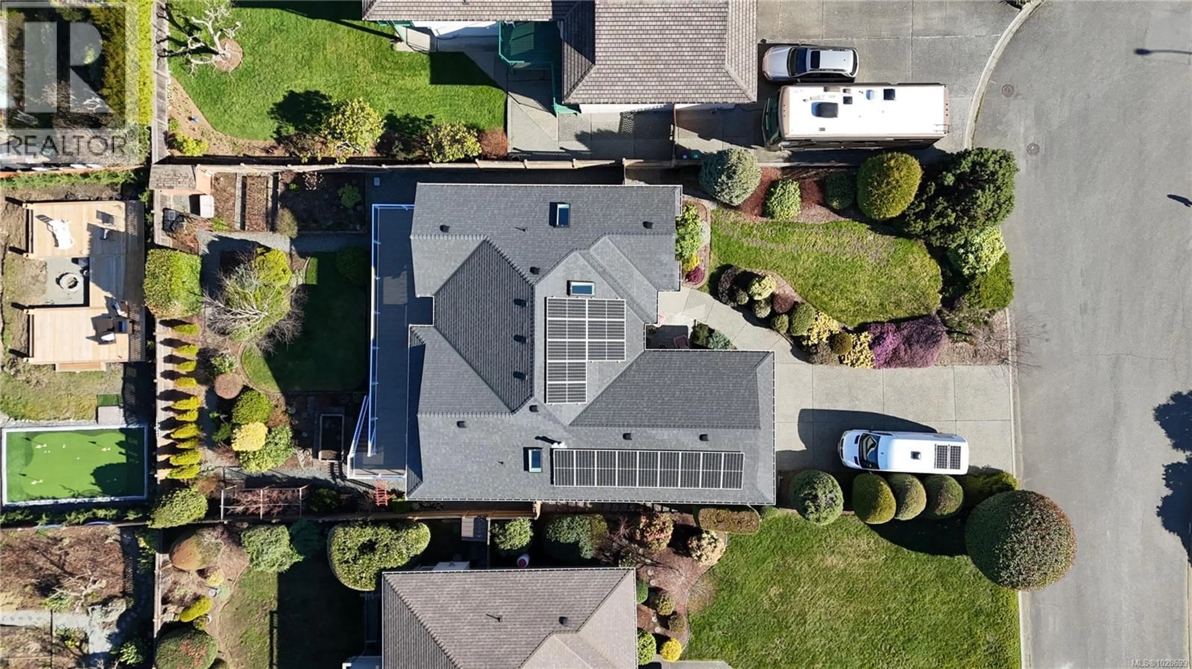 A pic from outside/outdoor area/front of a property/back of a property/a pic from drone, unknown for 224 SEVEN OAKS PLACE, Nanaimo British Columbia V9V1H5