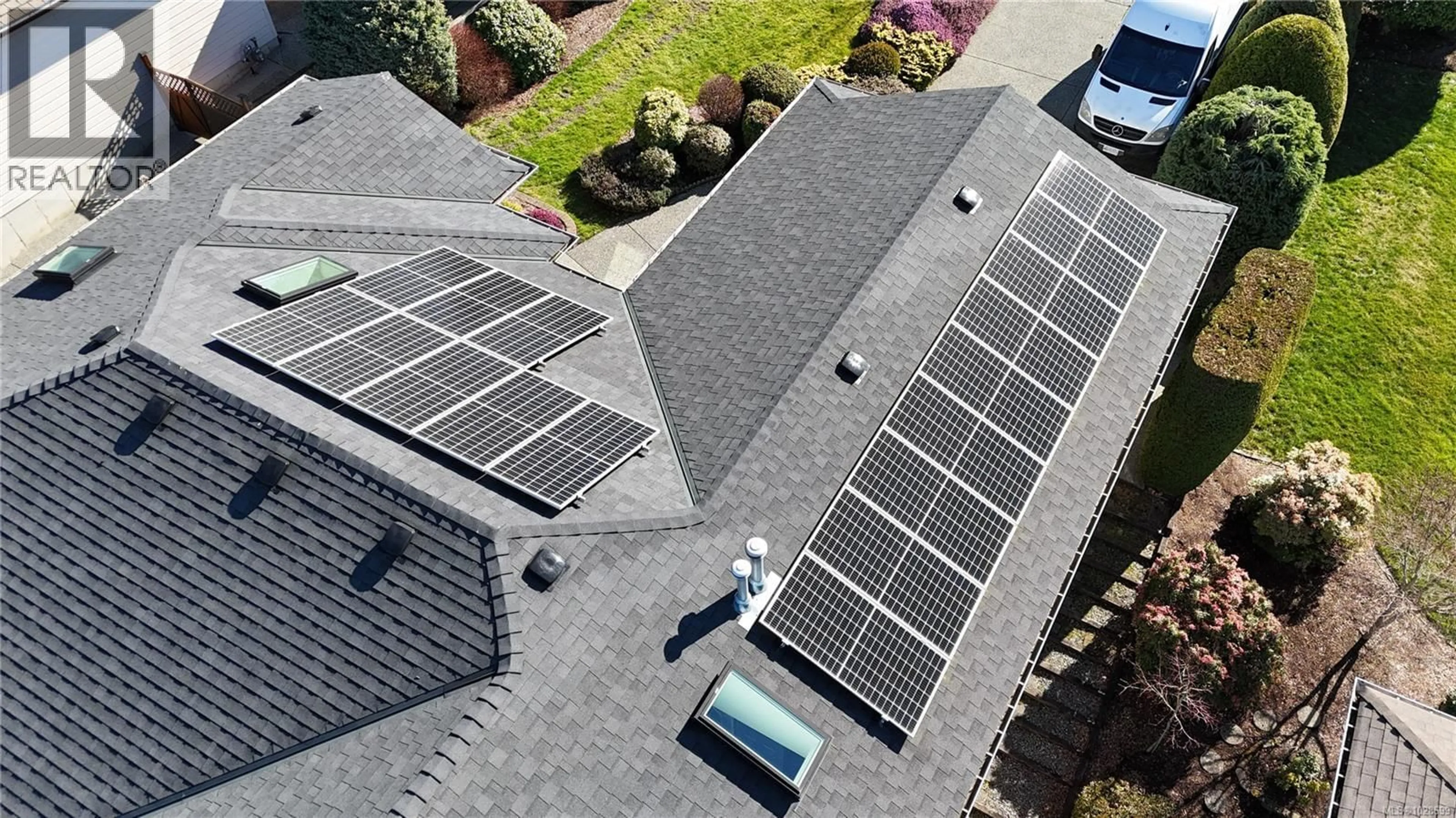 A pic from outside/outdoor area/front of a property/back of a property/a pic from drone, street for 224 SEVEN OAKS PLACE, Nanaimo British Columbia V9V1H5