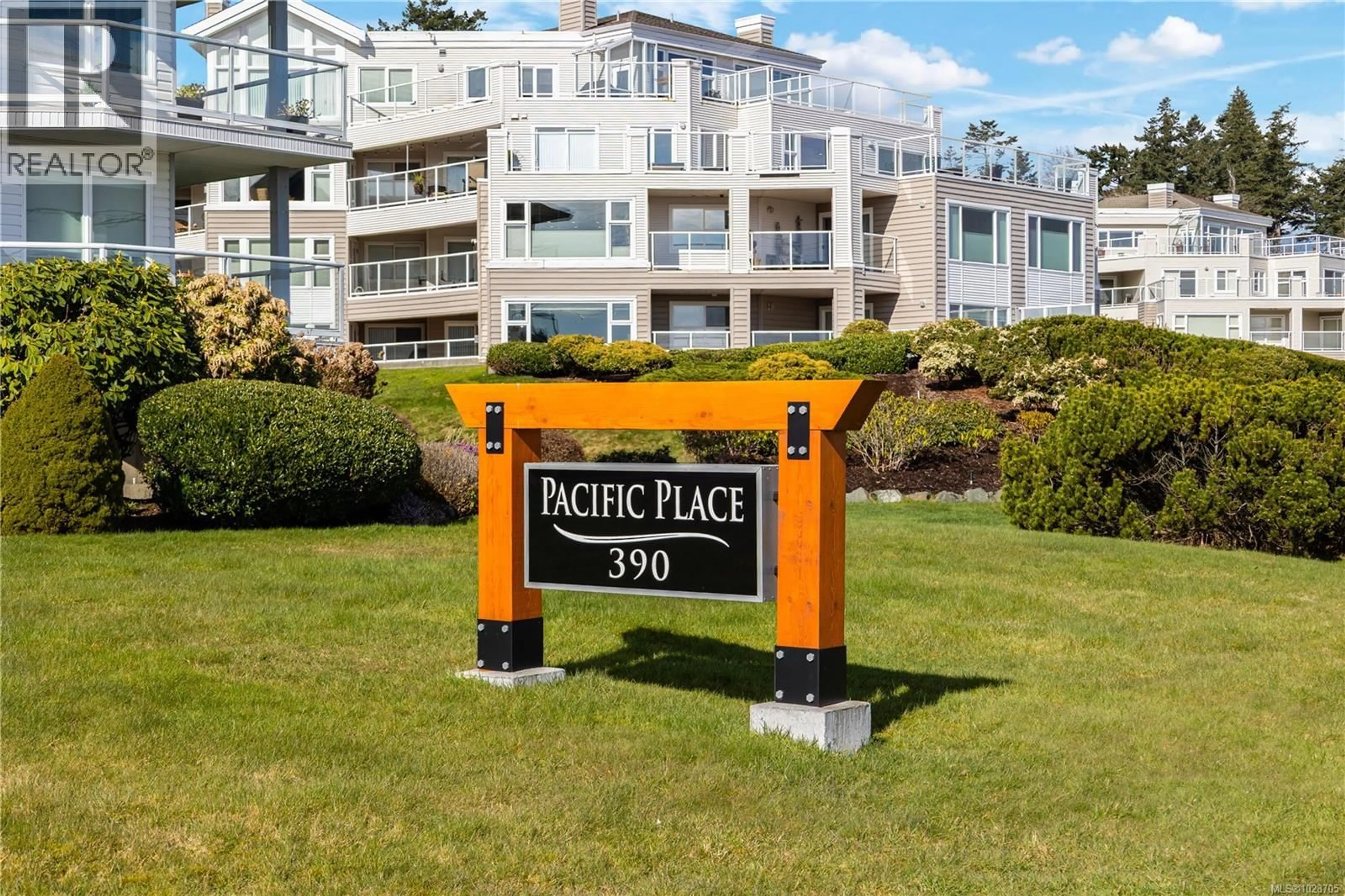 Patio, mountain view for 224 - 390 ISLAND HIGHWAY SOUTH, Campbell River British Columbia V9W1A5