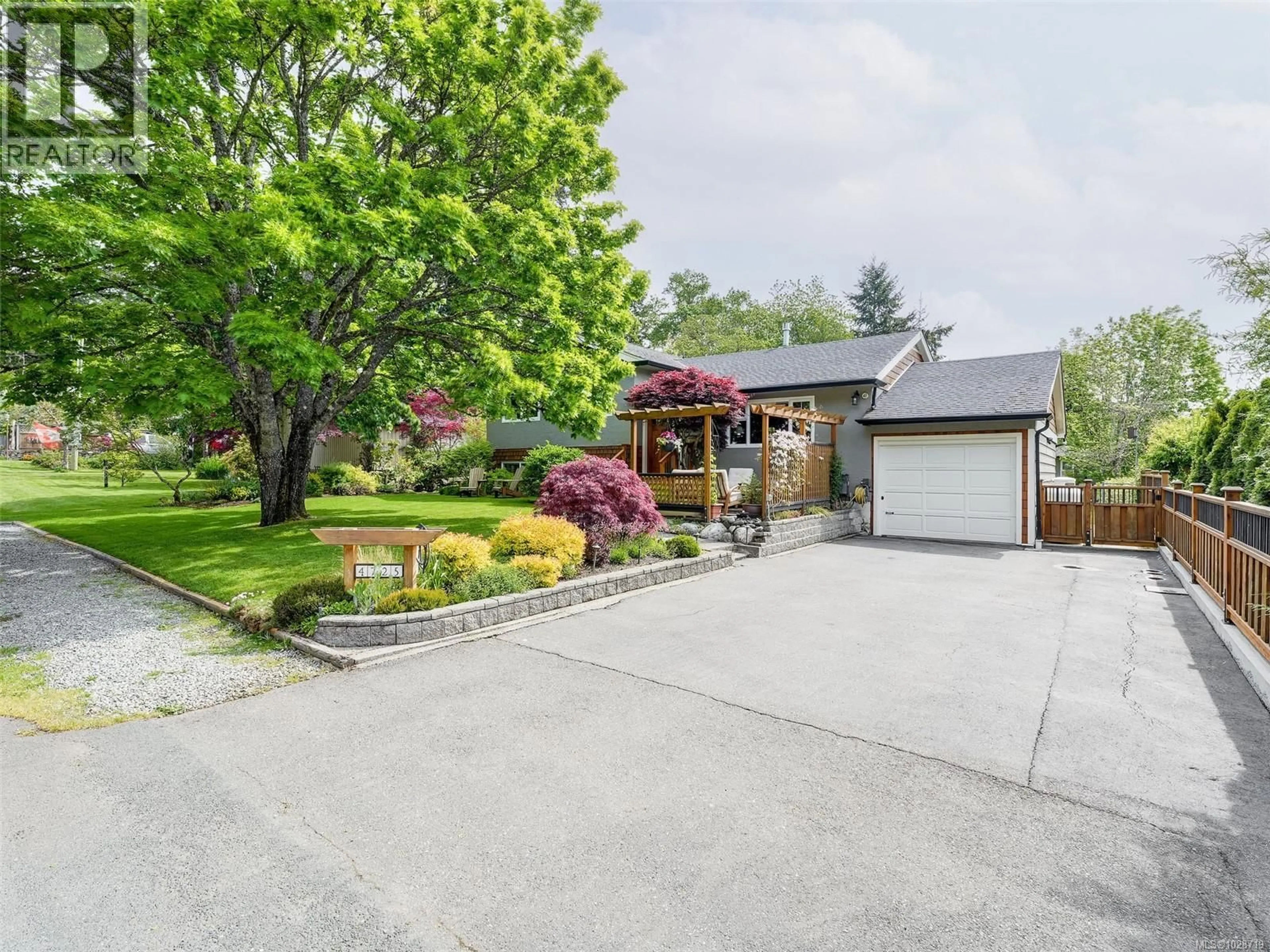 A pic from outside/outdoor area/front of a property/back of a property/a pic from drone, street for 4725 ROSEHILL ROAD, Saanich British Columbia V8Z5N2