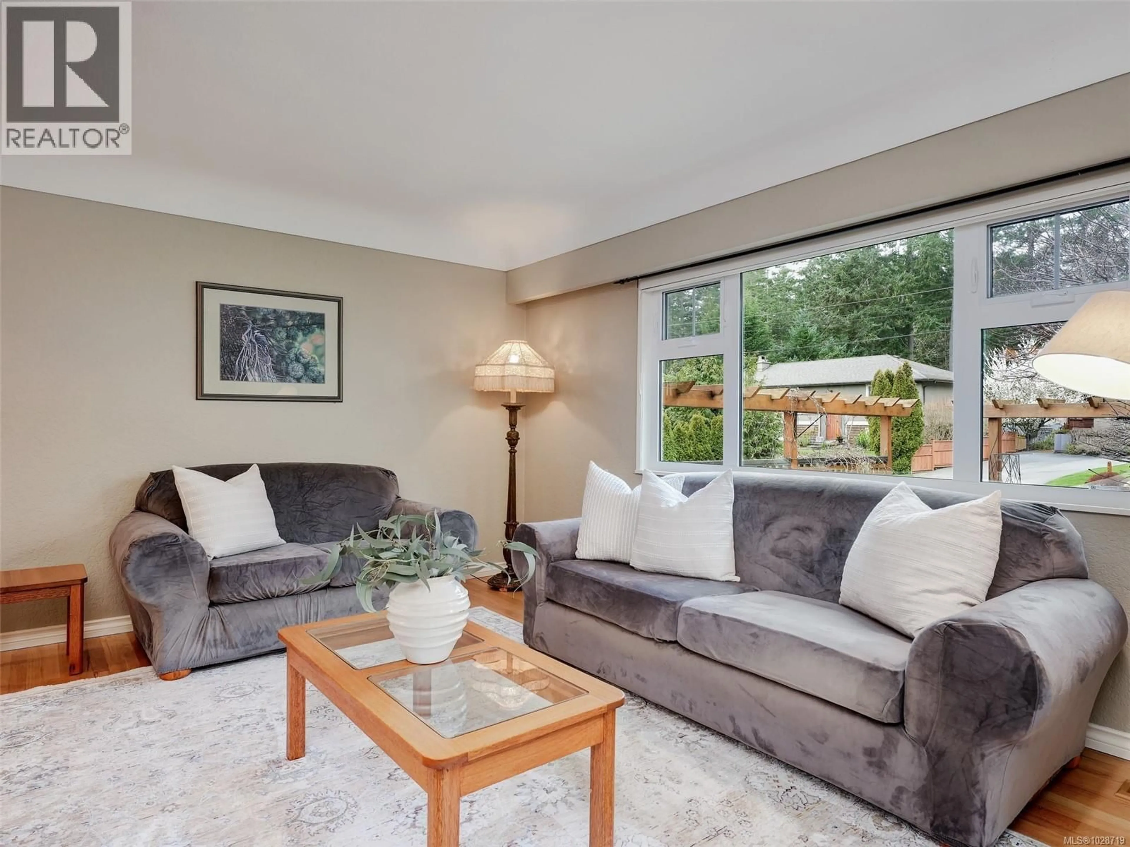 Living room with furniture, unknown for 4725 ROSEHILL ROAD, Saanich British Columbia V8Z5N2