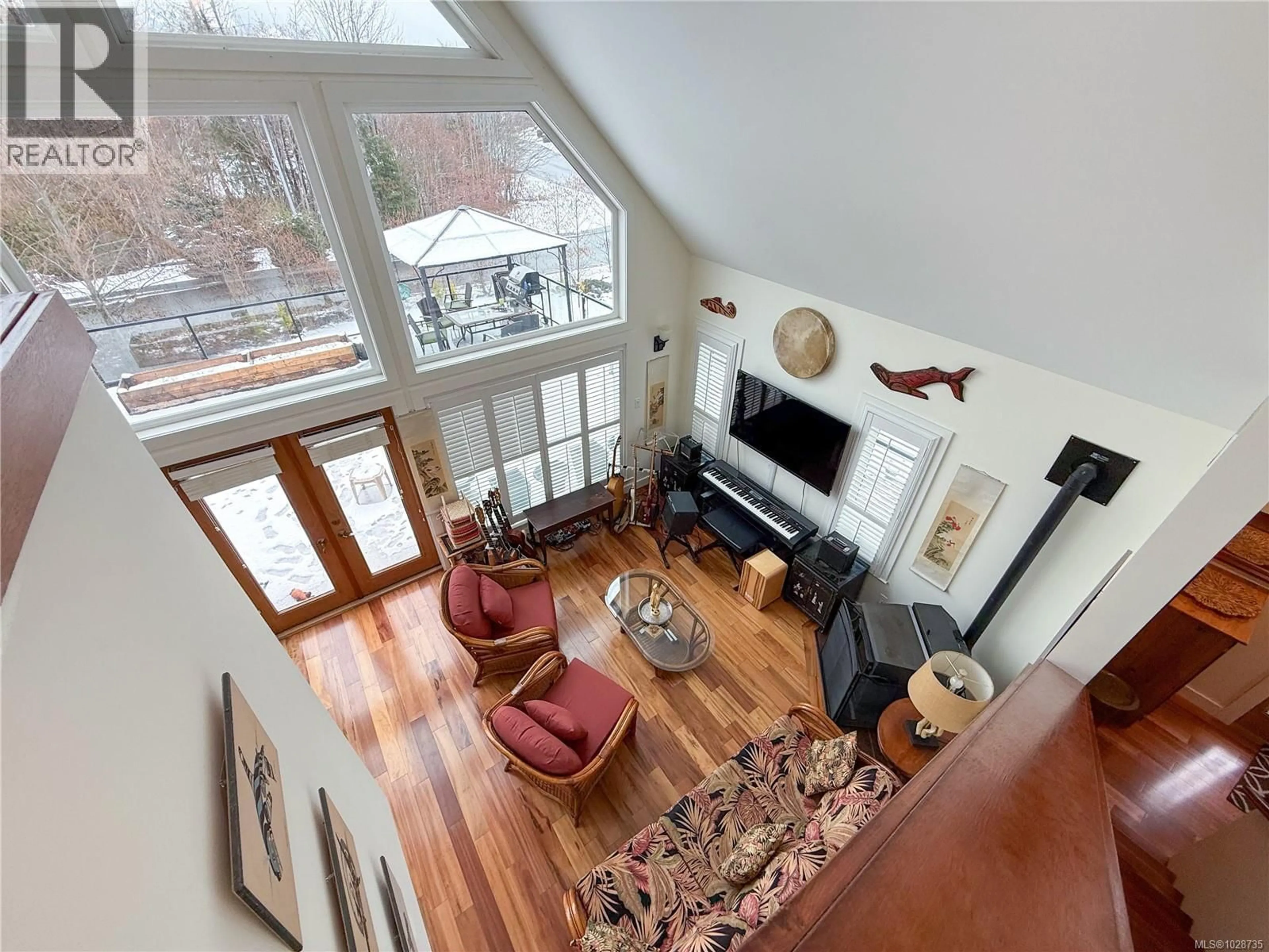 Living room with furniture, wood/laminate floor for 462 POINT IDEAL DRIVE, Lake Cowichan British Columbia V0R2G0