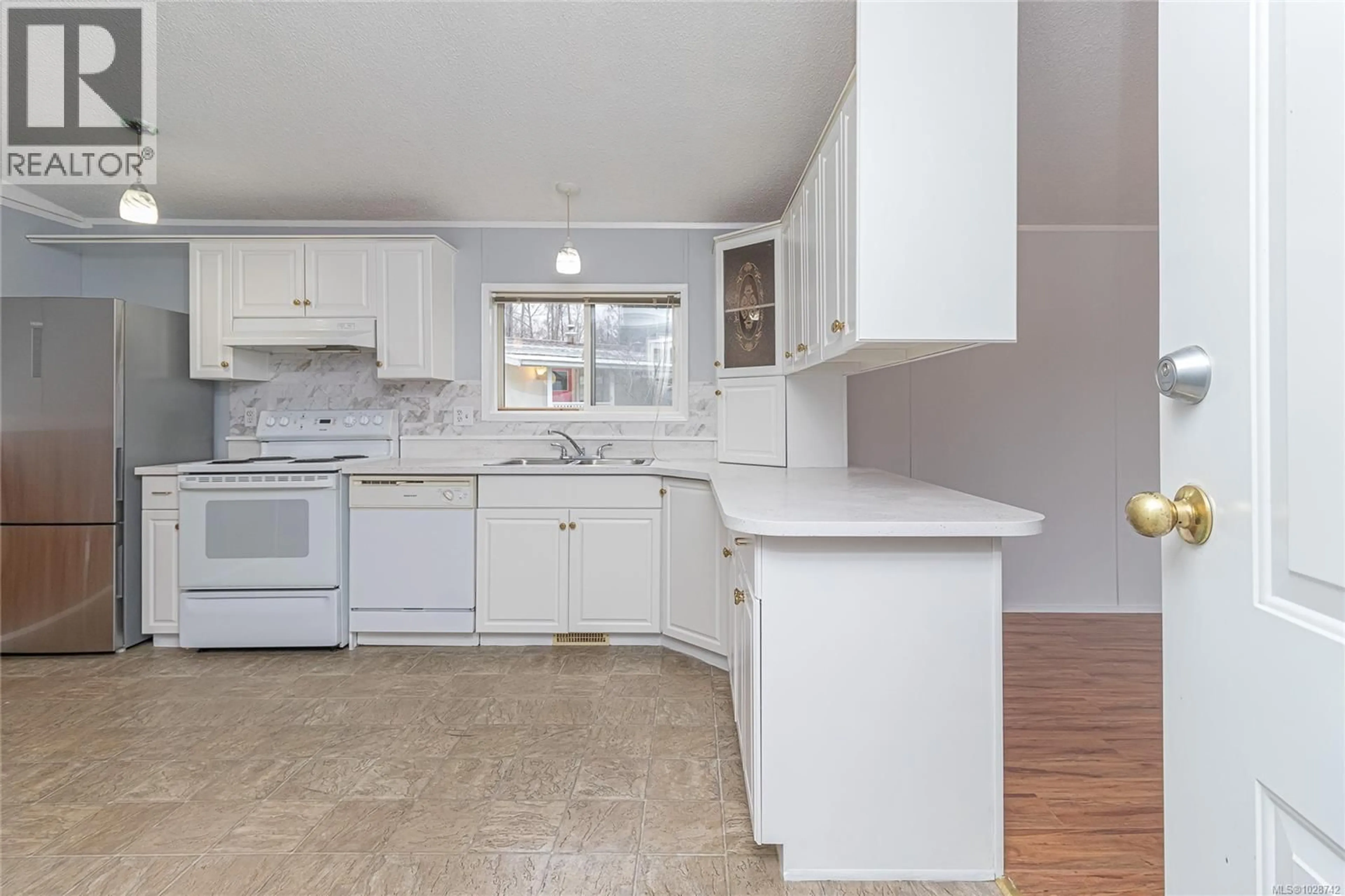 Standard kitchen, unknown for 320 - 2885 BOYS ROAD, Duncan British Columbia V9L4Y9