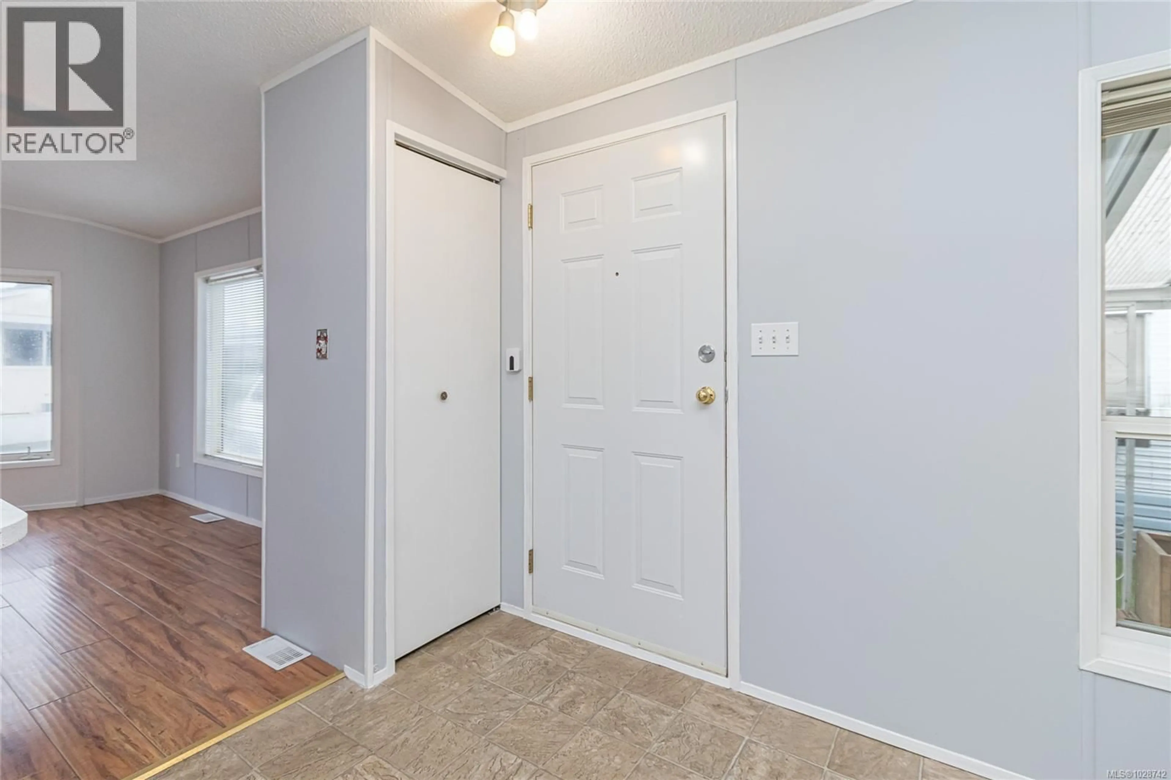 Indoor entryway for 320 - 2885 BOYS ROAD, Duncan British Columbia V9L4Y9