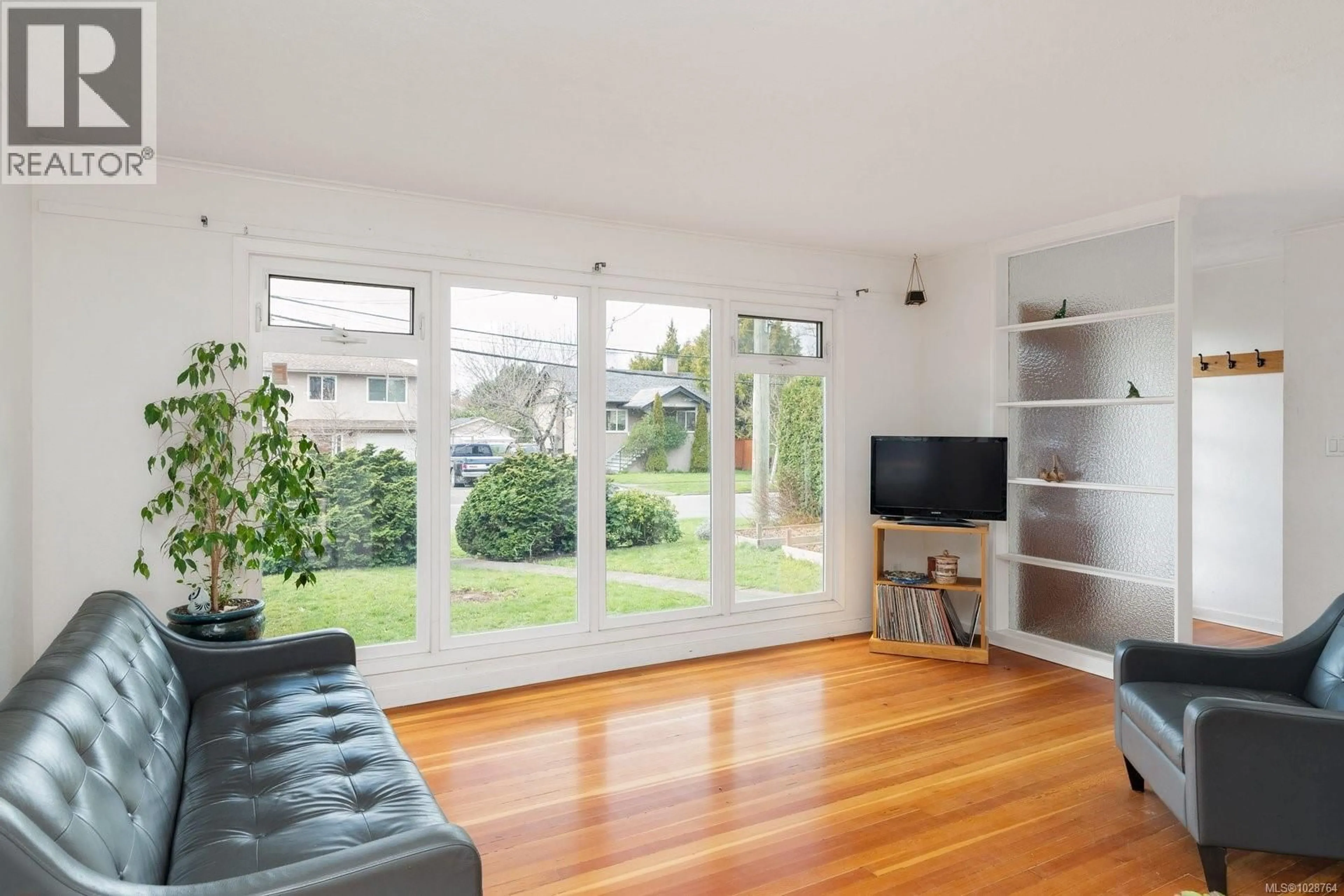 Living room with furniture, wood/laminate floor for 2603 SCOTT STREET, Victoria British Columbia V8R4J1