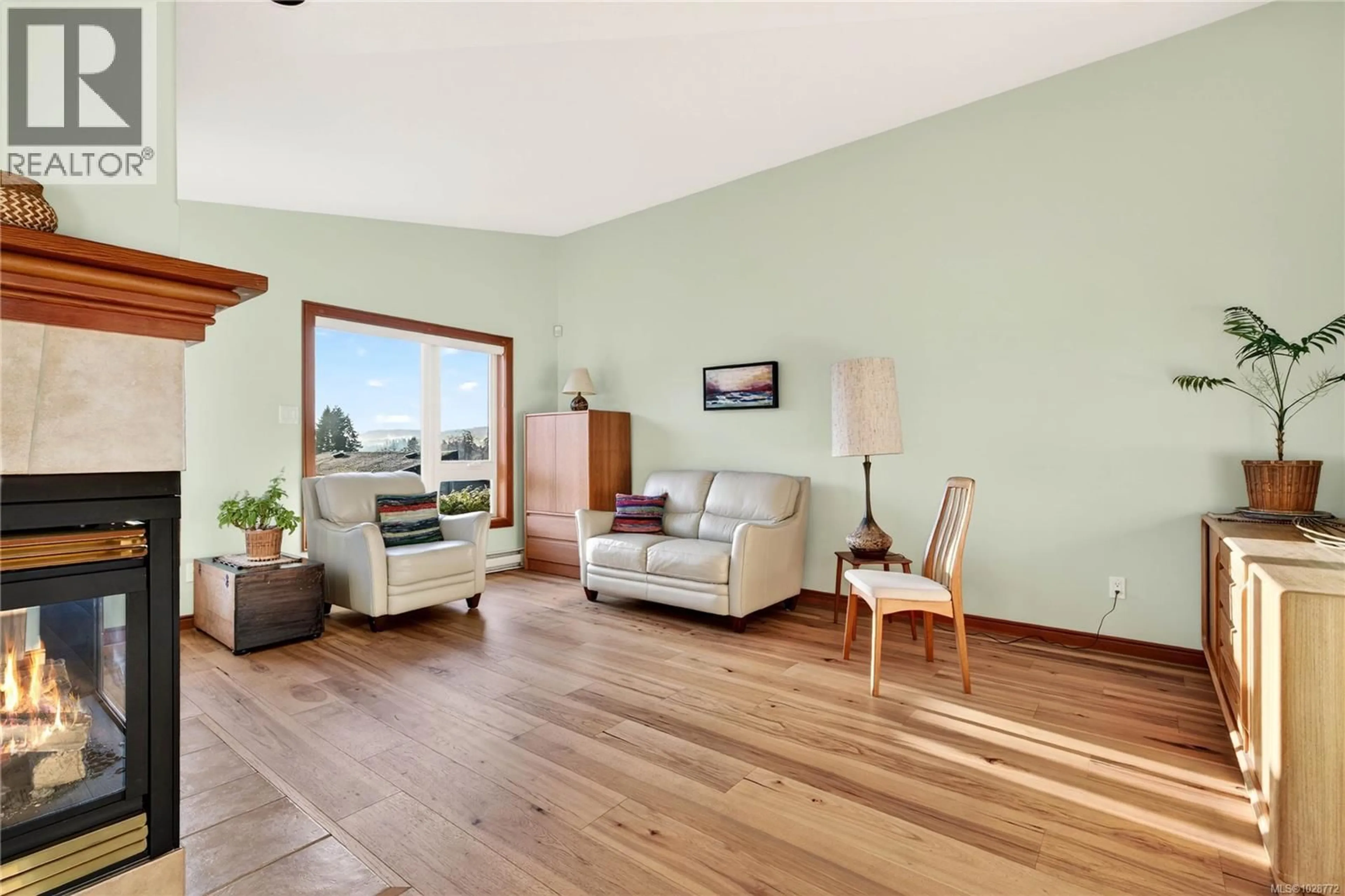 Living room with furniture, wood/laminate floor for 14 - 133 CORBETT ROAD, Salt Spring British Columbia V8K2W6